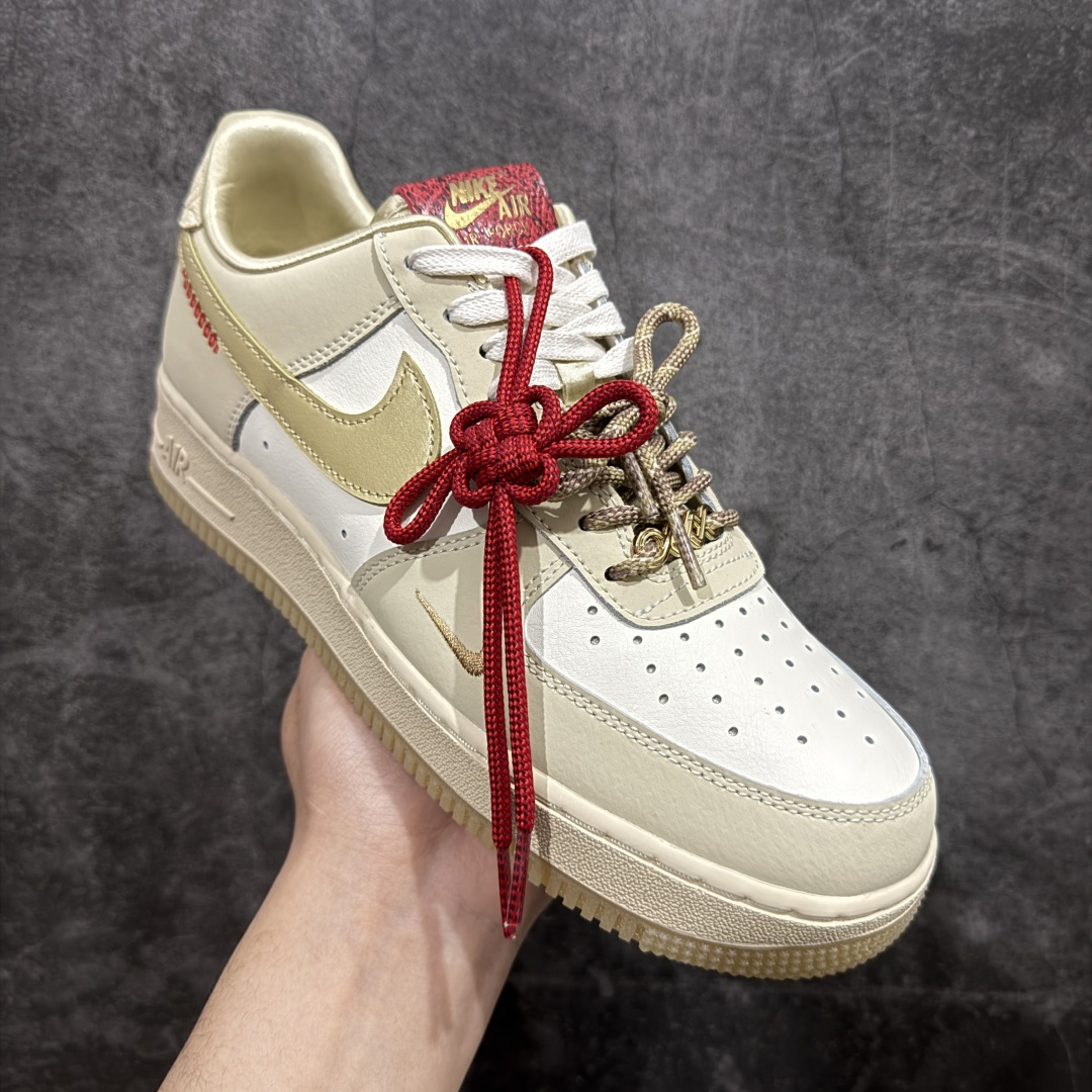 图片[3]-【顶级纯原】2025“蛇年”特别版，迎接农历新年！耐克Nike Air Force 1’07 Low\”Year of the Snake\”空军一号低帮经典百搭休闲运动板鞋“皮革蛇年”HV5990-172nn原版开发 全鞋使用原厂软质头层牛皮n针车细节配件全部同步原版 区别市面通货n卡色为米浅米白非市面错版纯白n男女鞋半码制 升级原楦原纸版数据开发版型n内置全掌Air Sole气垫 中底走线 鞋垫刷胶同步原版n市场唯一高端充正版本  尺码：36 36.5 37.5 38 38.5 39 40 40.5 41 42 42.5 43 44 44.5 45 编码：WE310330-莆田鞋批发中心