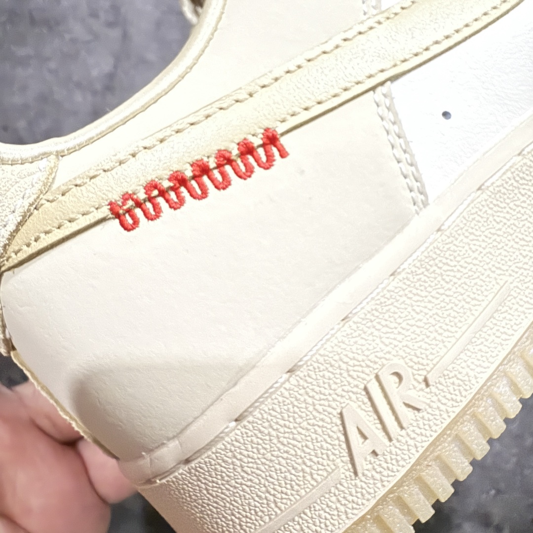 图片[3]-【顶级纯原】2025“蛇年”特别版，迎接农历新年！耐克Nike Air Force 1’07 Low\”Year of the Snake\”空军一号低帮经典百搭休闲运动板鞋“皮革蛇年”HV5990-172nn原版开发 全鞋使用原厂软质头层牛皮n针车细节配件全部同步原版 区别市面通货n卡色为米浅米白非市面错版纯白n男女鞋半码制 升级原楦原纸版数据开发版型n内置全掌Air Sole气垫 中底走线 鞋垫刷胶同步原版n市场唯一高端充正版本  尺码：36 36.5 37.5 38 38.5 39 40 40.5 41 42 42.5 43 44 44.5 45 编码：WE310330-莆田鞋批发中心