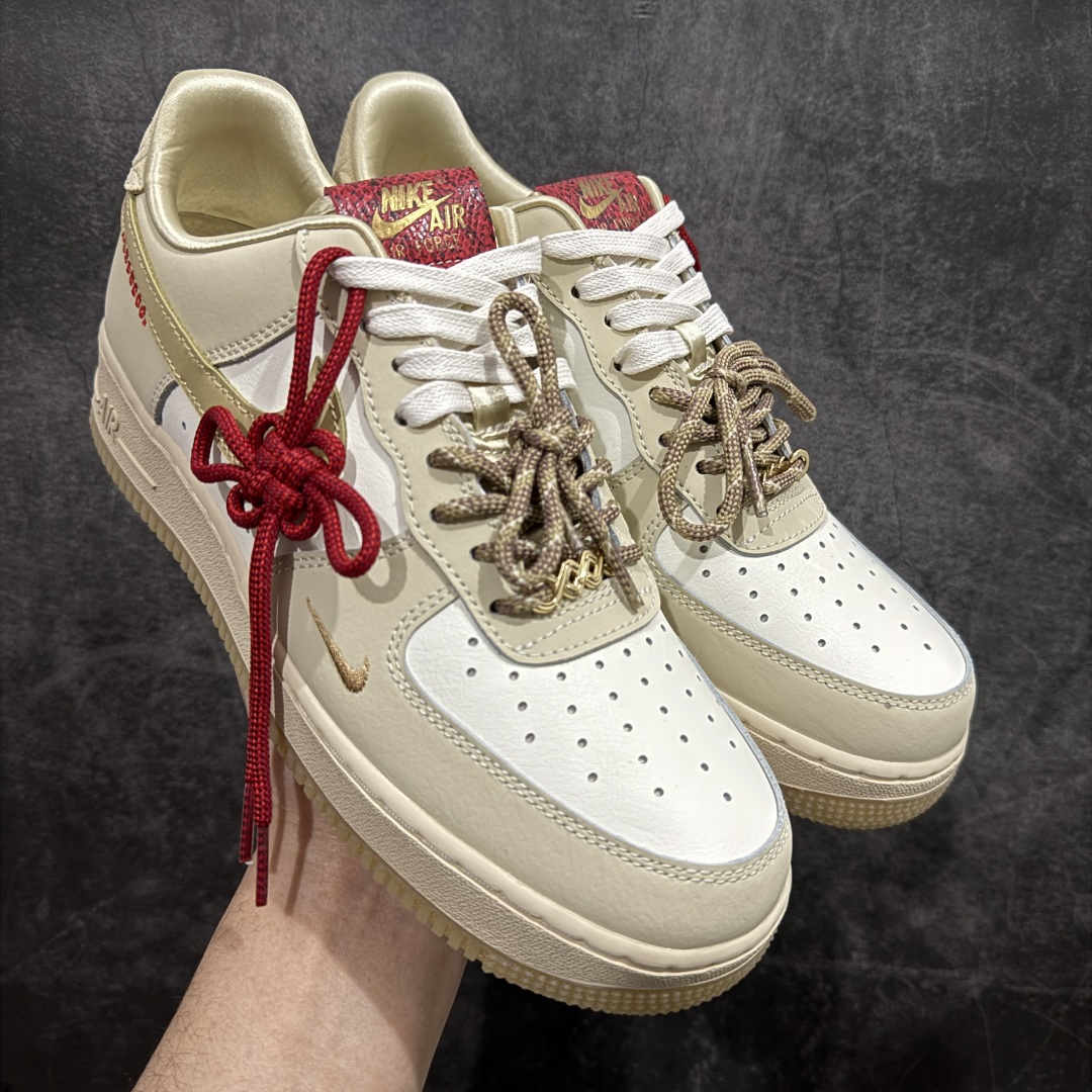 【顶级纯原】2025“蛇年”特别版，迎接农历新年！耐克Nike Air Force 1’07 Low\”Year of the Snake\”空军一号低帮经典百搭休闲运动板鞋“皮革蛇年”HV5990-172nn原版开发 全鞋使用原厂软质头层牛皮n针车细节配件全部同步原版 区别市面通货n卡色为米浅米白非市面错版纯白n男女鞋半码制 升级原楦原纸版数据开发版型n内置全掌Air Sole气垫 中底走线 鞋垫刷胶同步原版n市场唯一高端充正版本  尺码：36 36.5 37.5 38 38.5 39 40 40.5 41 42 42.5 43 44 44.5 45 编码：WE310330-莆田鞋批发中心