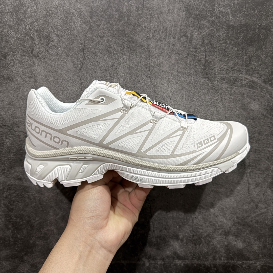 【PK版】 Salomon XT-6 Expanse 一代冰川白色n萨洛蒙复古潮流户外机能登山跑鞋纯原外贸平台特供订单耗时半年巨作 全套原纸板楦头开发原厂特供网布配套加持 确保原汁原味n完美呈现版型 原档数据独家私模五层组合大底原装Ortholite轻量化鞋垫 中底布带钢印编号原厂TPU锁扣 进口港宝加持后跟自然饱满 还原公司包裹性鞋面以“锯齿”状的包裹系统呈现在基色底之下加入了各种色点缀将公司的最新技术和时尚前卫的造型融入耐用的长跑款式中鞋面由 TPU 薄膜制成 并焊接在高耐磨网眼上 使其既时尚又坚固 由 ACS底盘支撑 可增强稳定性和支撑力 以及由橡胶凸耳 Contragrip外底覆盖的 EVA 缓冲中底 旨在应对崎岖的地形 鞋舌上的彩色Salomon 标签、Quicklace 系统以及鞋头、鞋舌和鞋跟上的附加品牌使细节更加完美 让穿着者可以轻松驾驭户外与通勤下的任何运动生活场景 无缝鞋身户外随意纵横 颜值与脚感兼备 出街通勤 绝对非常吸睛 你值得拥有 尺码：36 36.5 37.5 38 38.5 39 40 40.5 41 42 42.5 43 44 44.5 45  编码：J310340-莆田鞋批发中心