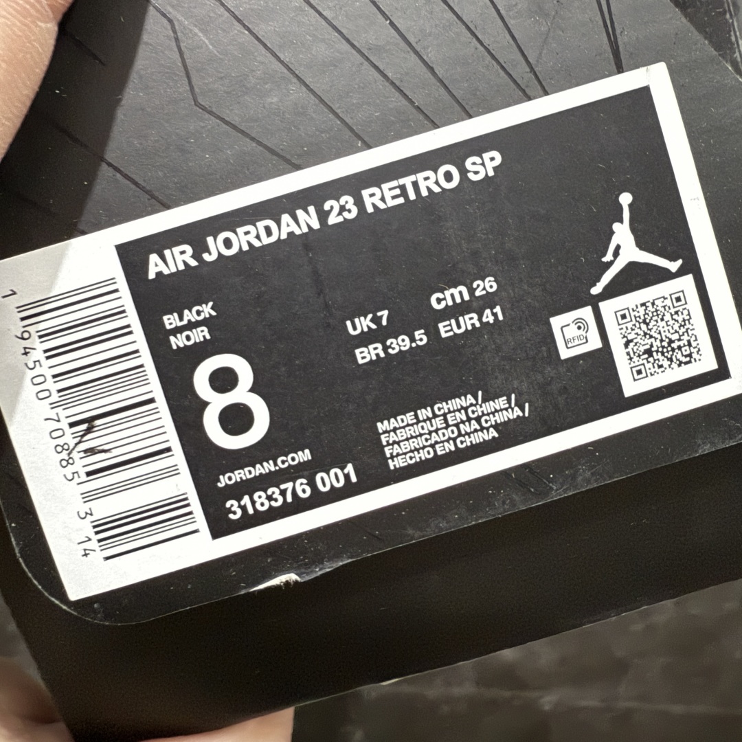 图片[9]-【外贸版】Air Jordan 23 UNC 高帮AJ23 乔丹23代 aj23 乔23 高邦 北卡蓝 乔丹篮球鞋系列n鞋身采用黑白红的配色方案，大面积的黑色皮革鞋身银色车线结合，带来奢华的质感以及震撼的视觉冲击，通过鞋身中部银色车线映出中底红色TPU包裹框架，加上鞋头延伸至鞋舌上白色斑点点缀，整体既吸睛又耐看；鞋舌上Jumpman Logo辅以雕刻呈现，鞋帮处采用编织织物，是整双鞋的亮点之一。 货号：318376-001 尺码：40 40.5 41 42 42.5 43 44 44.5 45 46 47.5  编码：XZ470500-莆田鞋批发中心