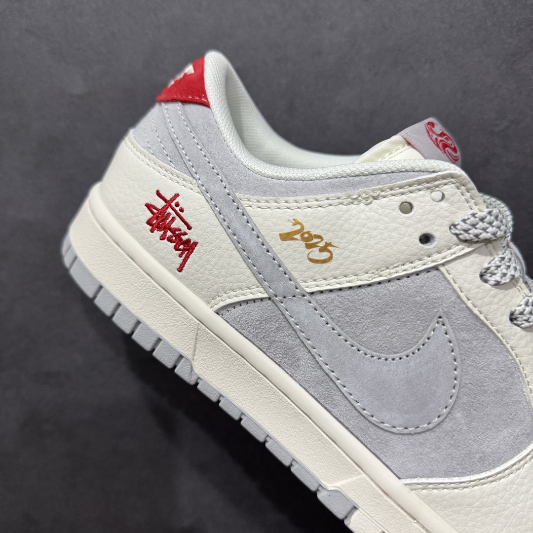 图片[6]-【定制版】Nk SB Dunk Low 斯图西联名 米灰灰勾 周年高端定制 低帮休闲板鞋 FC1688-206rn#定制鞋盒 大厂纯原品质出货 超高清洁度 皮料切割干净无任何毛边 细节完美 r 尺码：36 36.5 37.5 38 38.5 39 40 40.5 41 42 42.5 43 44 44.5 45  编码：HXS320340-莆田鞋批发中心