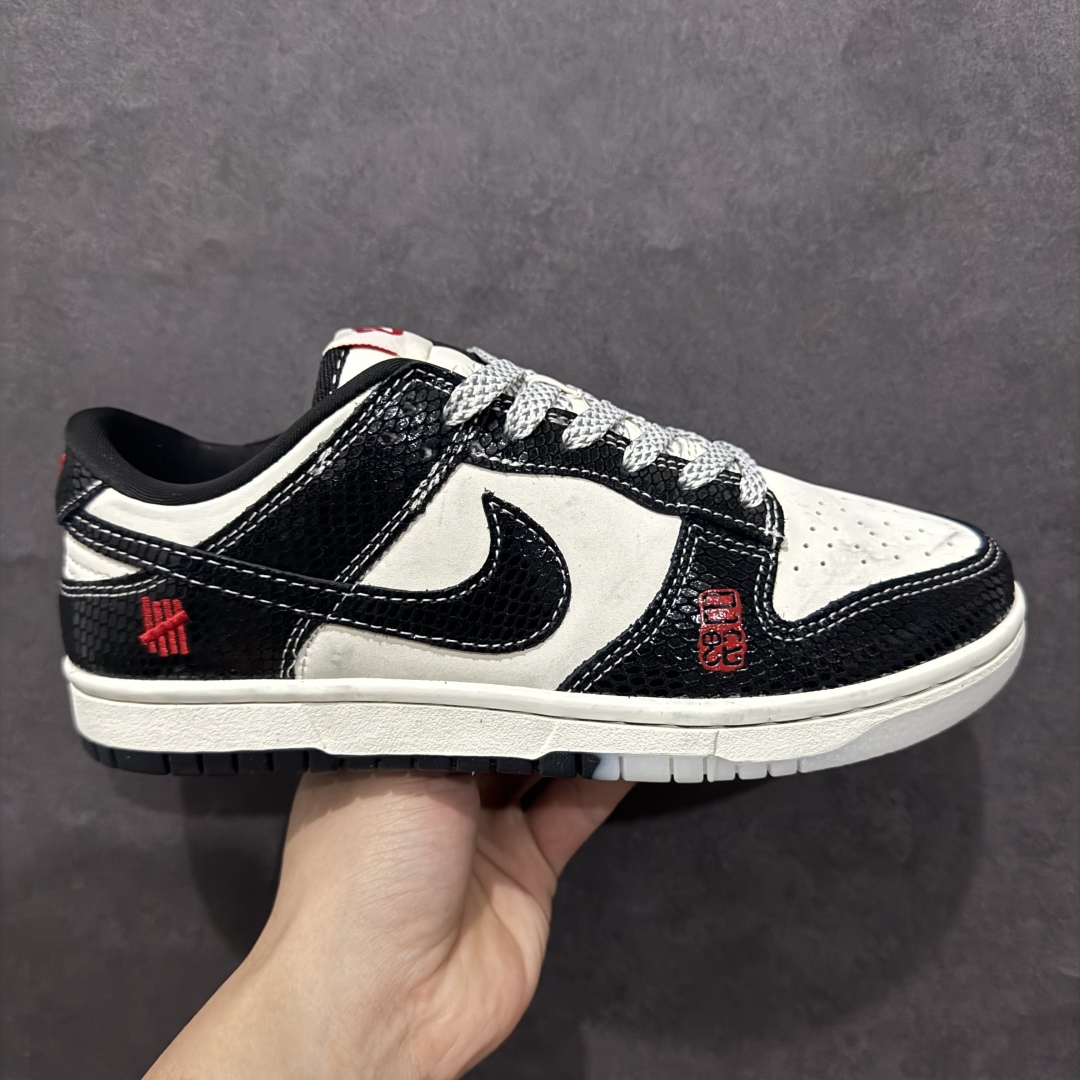 【定制版】Nk SB Dunk Low UN联名蛇年限定 双色黑蛇 周年高端定制 低帮休闲板鞋 AG3702-853rn#定制鞋盒 大厂纯原品质出货 超高清洁度 皮料切割干净无任何毛边 细节完美 r 尺码：36 36.5 37.5 38 38.5 39 40 40.5 41 42 42.5 43 44 44.5 45 编码：HXS320340-莆田鞋批发中心