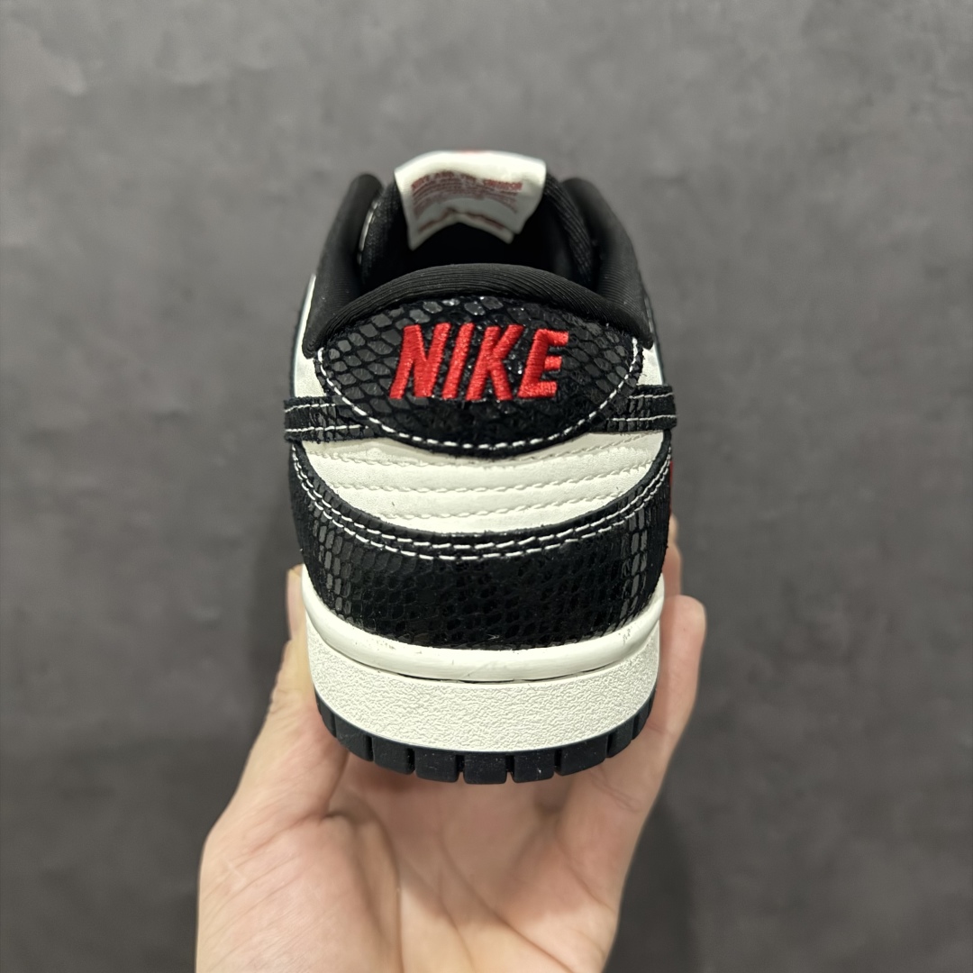 图片[4]-【定制版】Nk SB Dunk Low UN联名蛇年限定 双色黑蛇 周年高端定制 低帮休闲板鞋 AG3702-853rn#定制鞋盒 大厂纯原品质出货 超高清洁度 皮料切割干净无任何毛边 细节完美 r 尺码：36 36.5 37.5 38 38.5 39 40 40.5 41 42 42.5 43 44 44.5 45 编码：HXS320340-莆田鞋批发中心