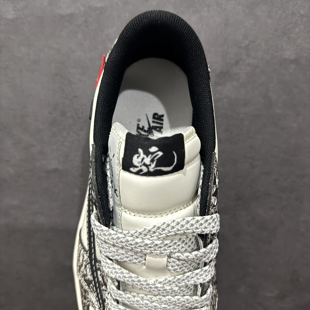 图片[7]-【定制版】Travis Scott x Fragment Design x Air Jordan 1 Low OG SP AJ1 乔1 蛇年限定 蟒蛇纹 低帮文化休闲板鞋 SJ2068-144rn#多方联名合作融合了Travis Scott 独特的音乐风格，藤原浩个性的设计风格以及Jordan品牌的经典元素 使其成为一双具有独特身份和价值的鞋子 清新而立体的外观加上联名标识更突出了其独特身份 这种配色方案显示出活力和时尚感 在视觉上引人注目  鞋身的质感和细腻的细节处理使其显得高端而格调十足  这款“倒钩”联名是设计与创意完美结合  融合多方的个性风格是一款备受瞩目的潮流鞋款r 尺码：36 36.5 37.5 38 38.5 39 40 40.5 41 42 42.5 43 44 44.5 45 编码：HXS320340-莆田鞋批发中心