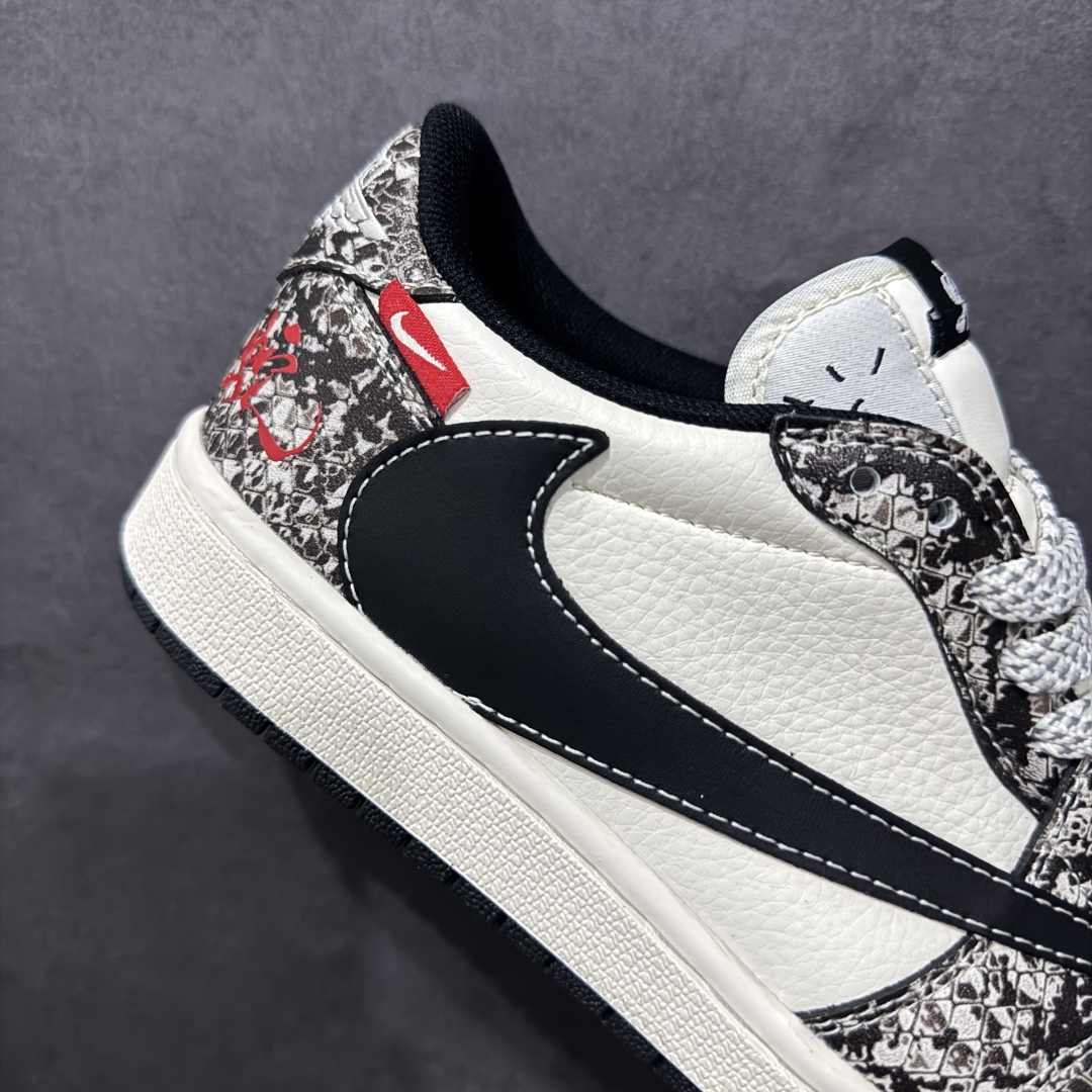 图片[6]-【定制版】Travis Scott x Fragment Design x Air Jordan 1 Low OG SP AJ1 乔1 蛇年限定 蟒蛇纹 低帮文化休闲板鞋 SJ2068-144rn#多方联名合作融合了Travis Scott 独特的音乐风格，藤原浩个性的设计风格以及Jordan品牌的经典元素 使其成为一双具有独特身份和价值的鞋子 清新而立体的外观加上联名标识更突出了其独特身份 这种配色方案显示出活力和时尚感 在视觉上引人注目  鞋身的质感和细腻的细节处理使其显得高端而格调十足  这款“倒钩”联名是设计与创意完美结合  融合多方的个性风格是一款备受瞩目的潮流鞋款r 尺码：36 36.5 37.5 38 38.5 39 40 40.5 41 42 42.5 43 44 44.5 45 编码：HXS320340-莆田鞋批发中心