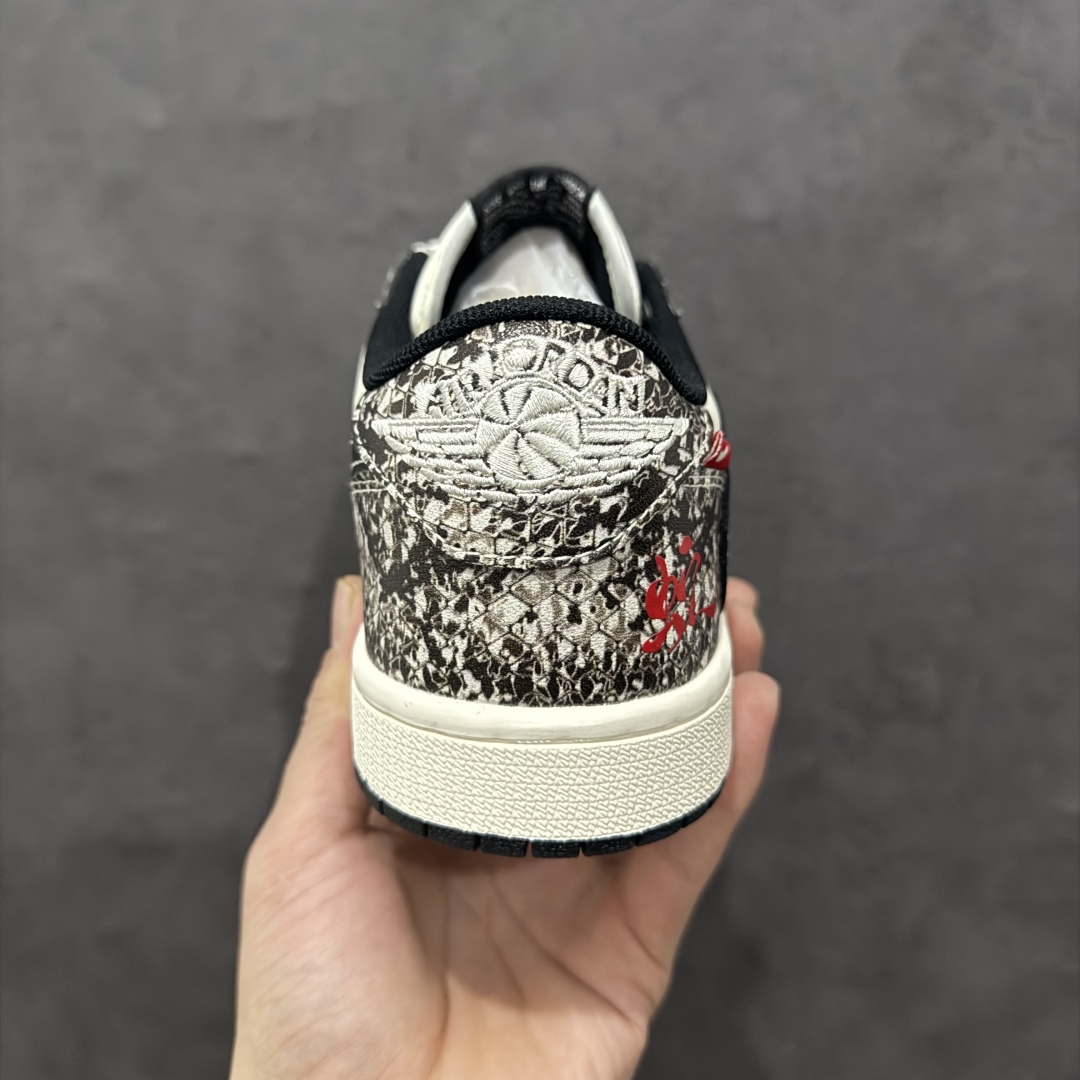 图片[4]-【定制版】Travis Scott x Fragment Design x Air Jordan 1 Low OG SP AJ1 乔1 蛇年限定 蟒蛇纹 低帮文化休闲板鞋 SJ2068-144rn#多方联名合作融合了Travis Scott 独特的音乐风格，藤原浩个性的设计风格以及Jordan品牌的经典元素 使其成为一双具有独特身份和价值的鞋子 清新而立体的外观加上联名标识更突出了其独特身份 这种配色方案显示出活力和时尚感 在视觉上引人注目  鞋身的质感和细腻的细节处理使其显得高端而格调十足  这款“倒钩”联名是设计与创意完美结合  融合多方的个性风格是一款备受瞩目的潮流鞋款r 尺码：36 36.5 37.5 38 38.5 39 40 40.5 41 42 42.5 43 44 44.5 45 编码：HXS320340-莆田鞋批发中心