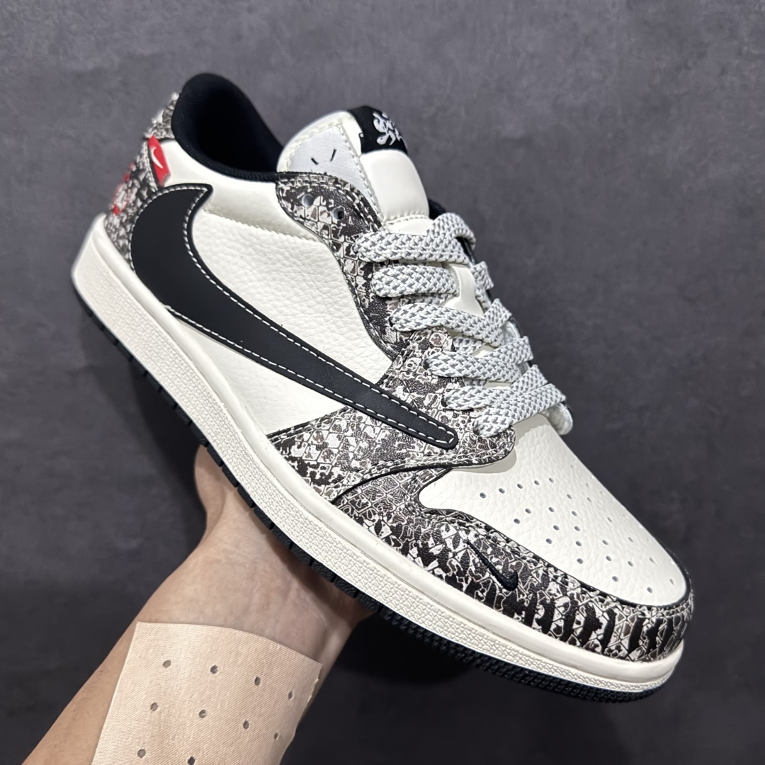 图片[3]-【定制版】Travis Scott x Fragment Design x Air Jordan 1 Low OG SP AJ1 乔1 蛇年限定 蟒蛇纹 低帮文化休闲板鞋 SJ2068-144rn#多方联名合作融合了Travis Scott 独特的音乐风格，藤原浩个性的设计风格以及Jordan品牌的经典元素 使其成为一双具有独特身份和价值的鞋子 清新而立体的外观加上联名标识更突出了其独特身份 这种配色方案显示出活力和时尚感 在视觉上引人注目  鞋身的质感和细腻的细节处理使其显得高端而格调十足  这款“倒钩”联名是设计与创意完美结合  融合多方的个性风格是一款备受瞩目的潮流鞋款r 尺码：36 36.5 37.5 38 38.5 39 40 40.5 41 42 42.5 43 44 44.5 45 编码：HXS320340-莆田鞋批发中心