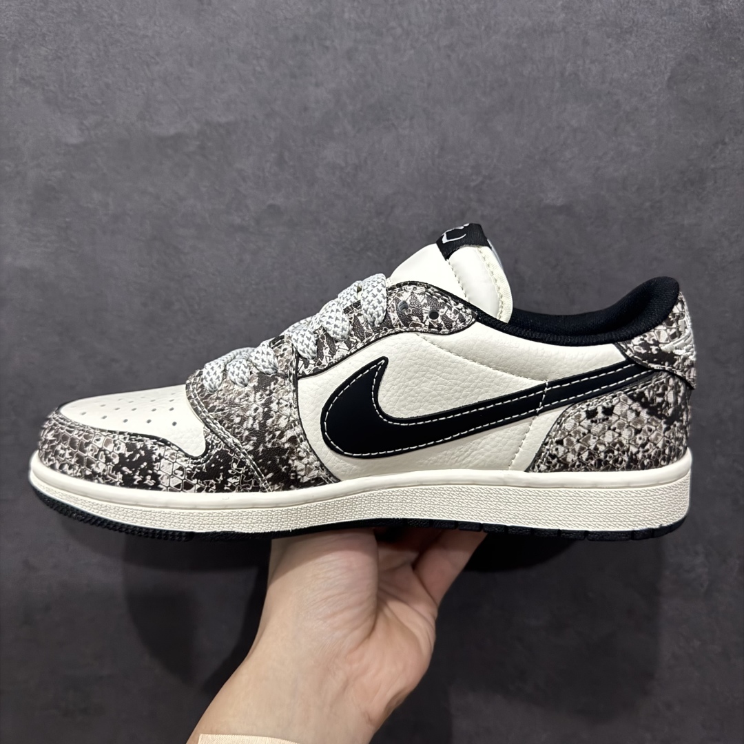 图片[2]-【定制版】Travis Scott x Fragment Design x Air Jordan 1 Low OG SP AJ1 乔1 蛇年限定 蟒蛇纹 低帮文化休闲板鞋 SJ2068-144rn#多方联名合作融合了Travis Scott 独特的音乐风格，藤原浩个性的设计风格以及Jordan品牌的经典元素 使其成为一双具有独特身份和价值的鞋子 清新而立体的外观加上联名标识更突出了其独特身份 这种配色方案显示出活力和时尚感 在视觉上引人注目  鞋身的质感和细腻的细节处理使其显得高端而格调十足  这款“倒钩”联名是设计与创意完美结合  融合多方的个性风格是一款备受瞩目的潮流鞋款r 尺码：36 36.5 37.5 38 38.5 39 40 40.5 41 42 42.5 43 44 44.5 45 编码：HXS320340-莆田鞋批发中心