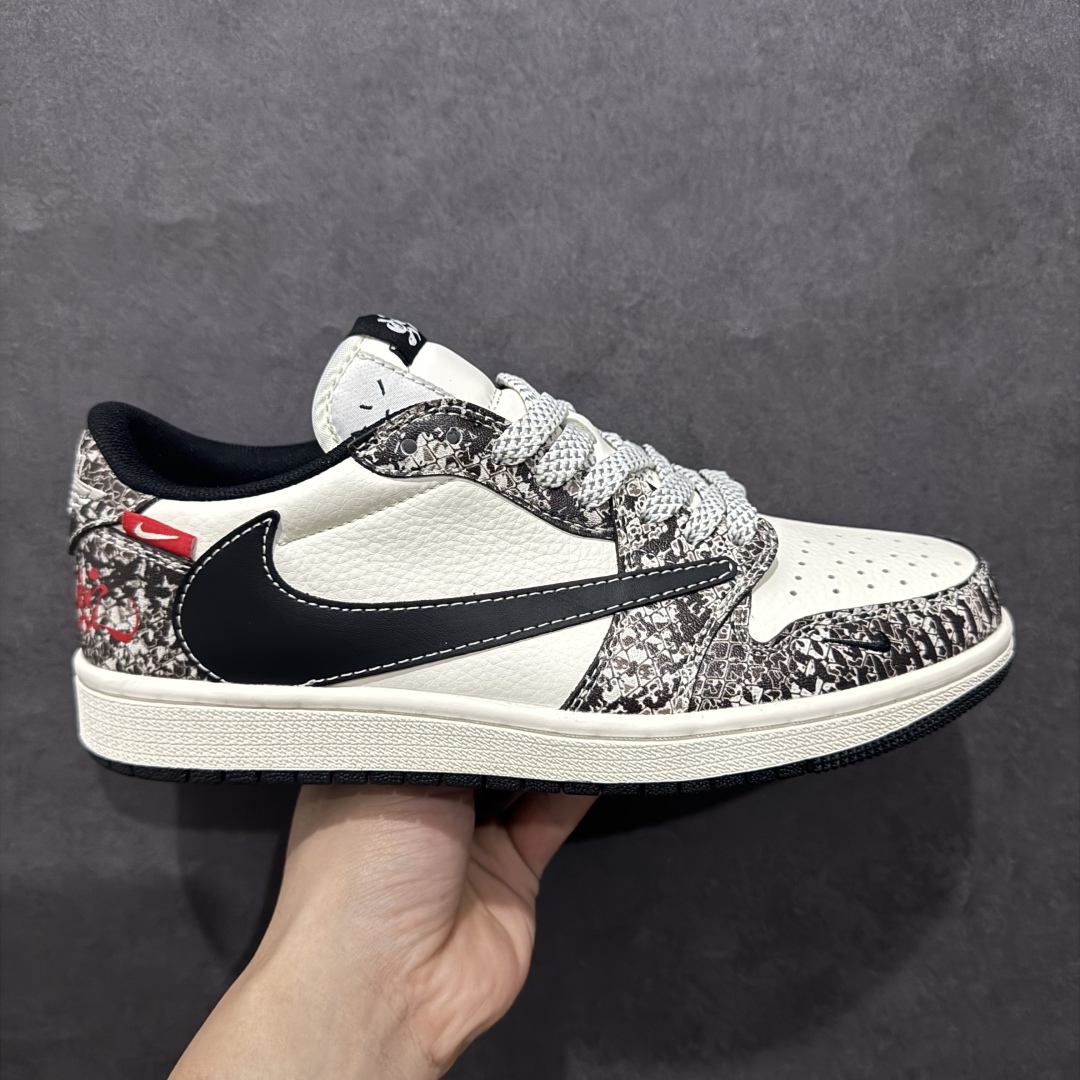 【定制版】Travis Scott x Fragment Design x Air Jordan 1 Low OG SP AJ1 乔1 蛇年限定 蟒蛇纹 低帮文化休闲板鞋 SJ2068-144rn#多方联名合作融合了Travis Scott 独特的音乐风格，藤原浩个性的设计风格以及Jordan品牌的经典元素 使其成为一双具有独特身份和价值的鞋子 清新而立体的外观加上联名标识更突出了其独特身份 这种配色方案显示出活力和时尚感 在视觉上引人注目  鞋身的质感和细腻的细节处理使其显得高端而格调十足  这款“倒钩”联名是设计与创意完美结合  融合多方的个性风格是一款备受瞩目的潮流鞋款r 尺码：36 36.5 37.5 38 38.5 39 40 40.5 41 42 42.5 43 44 44.5 45 编码：HXS320340-莆田鞋批发中心