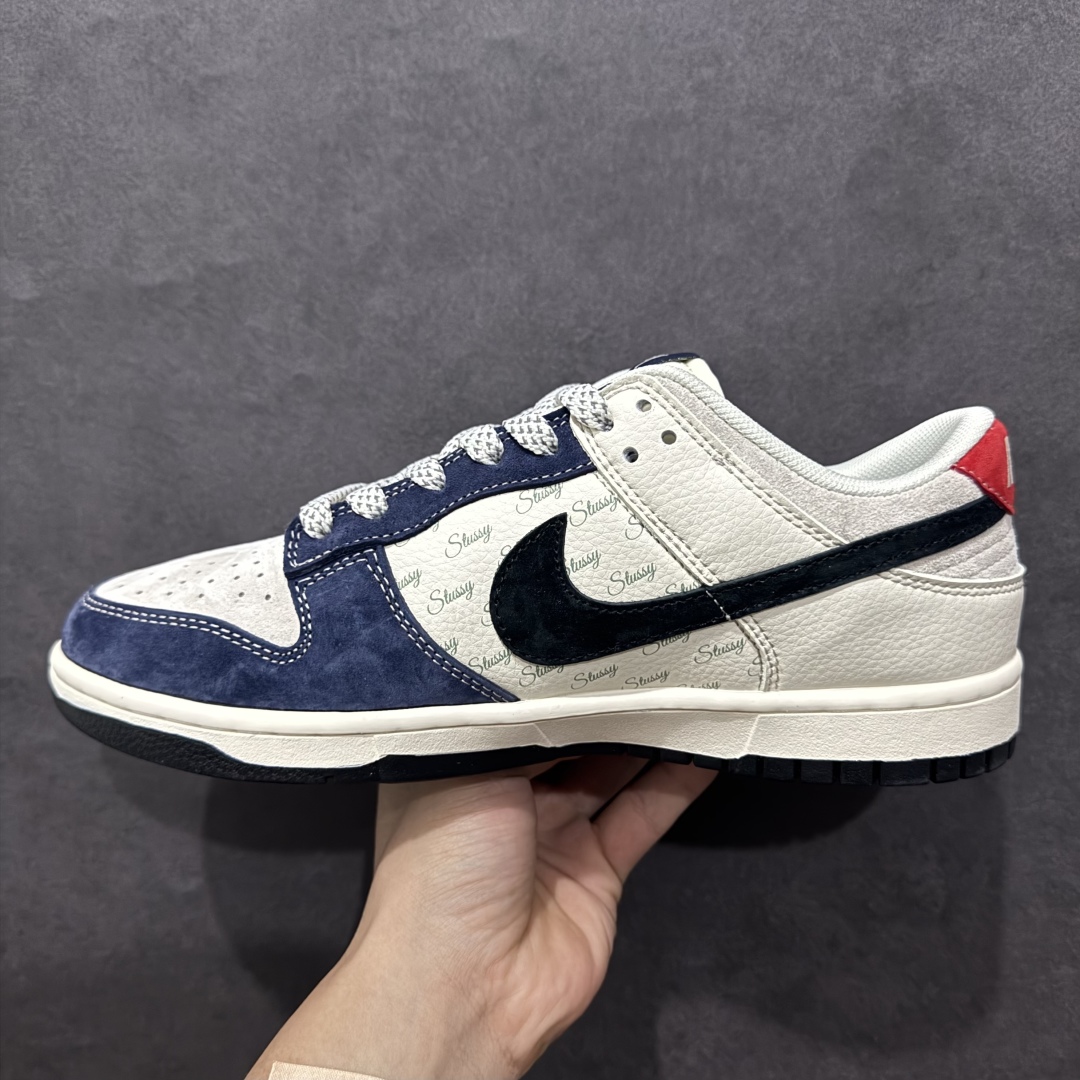 图片[2]-【定制版】Nk SB Dunk Low 斯图西联名 黑蓝翻毛 周年高端定制 低帮休闲板鞋 XS1086-013rn#定制鞋盒 大厂纯原品质出货 超高清洁度 皮料切割干净无任何毛边 细节完美 r 尺码：36 36.5 37.5 38 38.5 39 40 40.5 41 42 42.5 43 44 44.5 45  编码：HXS320340-莆田鞋批发中心