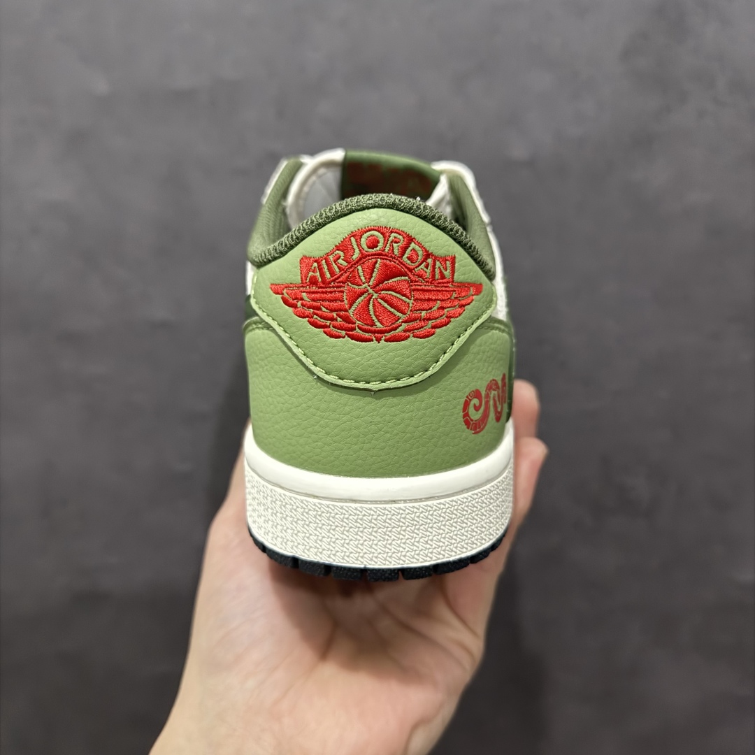 图片[4]-【定制版】Travis Scott x Fragment Design x Air Jordan 1 Low OG SP AJ1 乔1 蛇年限定 青蛇 低帮文化休闲板鞋 DM7866-075rn#多方联名合作融合了Travis Scott 独特的音乐风格，藤原浩个性的设计风格以及Jordan品牌的经典元素 使其成为一双具有独特身份和价值的鞋子 清新而立体的外观加上联名标识更突出了其独特身份 这种配色方案显示出活力和时尚感 在视觉上引人注目  鞋身的质感和细腻的细节处理使其显得高端而格调十足  这款“倒钩”联名是设计与创意完美结合  融合多方的个性风格是一款备受瞩目的潮流鞋款r 尺码：36 36.5 37.5 38 38.5 39 40 40.5 41 42 42.5 43 44 44.5 45  编码：HXS340360-莆田鞋批发中心