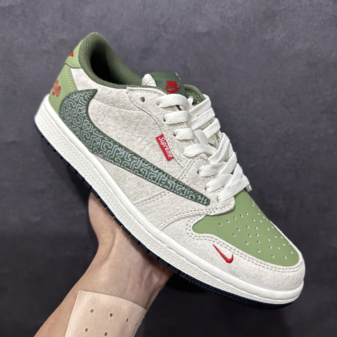 图片[3]-【定制版】Travis Scott x Fragment Design x Air Jordan 1 Low OG SP AJ1 乔1 蛇年限定 青蛇 低帮文化休闲板鞋 DM7866-075rn#多方联名合作融合了Travis Scott 独特的音乐风格，藤原浩个性的设计风格以及Jordan品牌的经典元素 使其成为一双具有独特身份和价值的鞋子 清新而立体的外观加上联名标识更突出了其独特身份 这种配色方案显示出活力和时尚感 在视觉上引人注目  鞋身的质感和细腻的细节处理使其显得高端而格调十足  这款“倒钩”联名是设计与创意完美结合  融合多方的个性风格是一款备受瞩目的潮流鞋款r 尺码：36 36.5 37.5 38 38.5 39 40 40.5 41 42 42.5 43 44 44.5 45  编码：HXS340360-莆田鞋批发中心