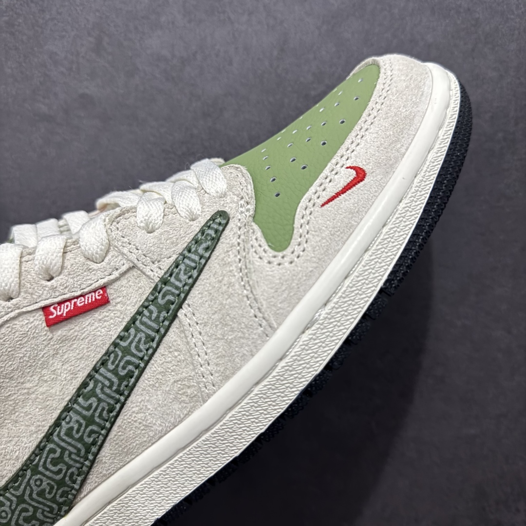 图片[5]-【定制版】Travis Scott x Fragment Design x Air Jordan 1 Low OG SP AJ1 乔1 蛇年限定 青蛇 低帮文化休闲板鞋 DM7866-075rn#多方联名合作融合了Travis Scott 独特的音乐风格，藤原浩个性的设计风格以及Jordan品牌的经典元素 使其成为一双具有独特身份和价值的鞋子 清新而立体的外观加上联名标识更突出了其独特身份 这种配色方案显示出活力和时尚感 在视觉上引人注目  鞋身的质感和细腻的细节处理使其显得高端而格调十足  这款“倒钩”联名是设计与创意完美结合  融合多方的个性风格是一款备受瞩目的潮流鞋款r 尺码：36 36.5 37.5 38 38.5 39 40 40.5 41 42 42.5 43 44 44.5 45  编码：HXS340360-莆田鞋批发中心