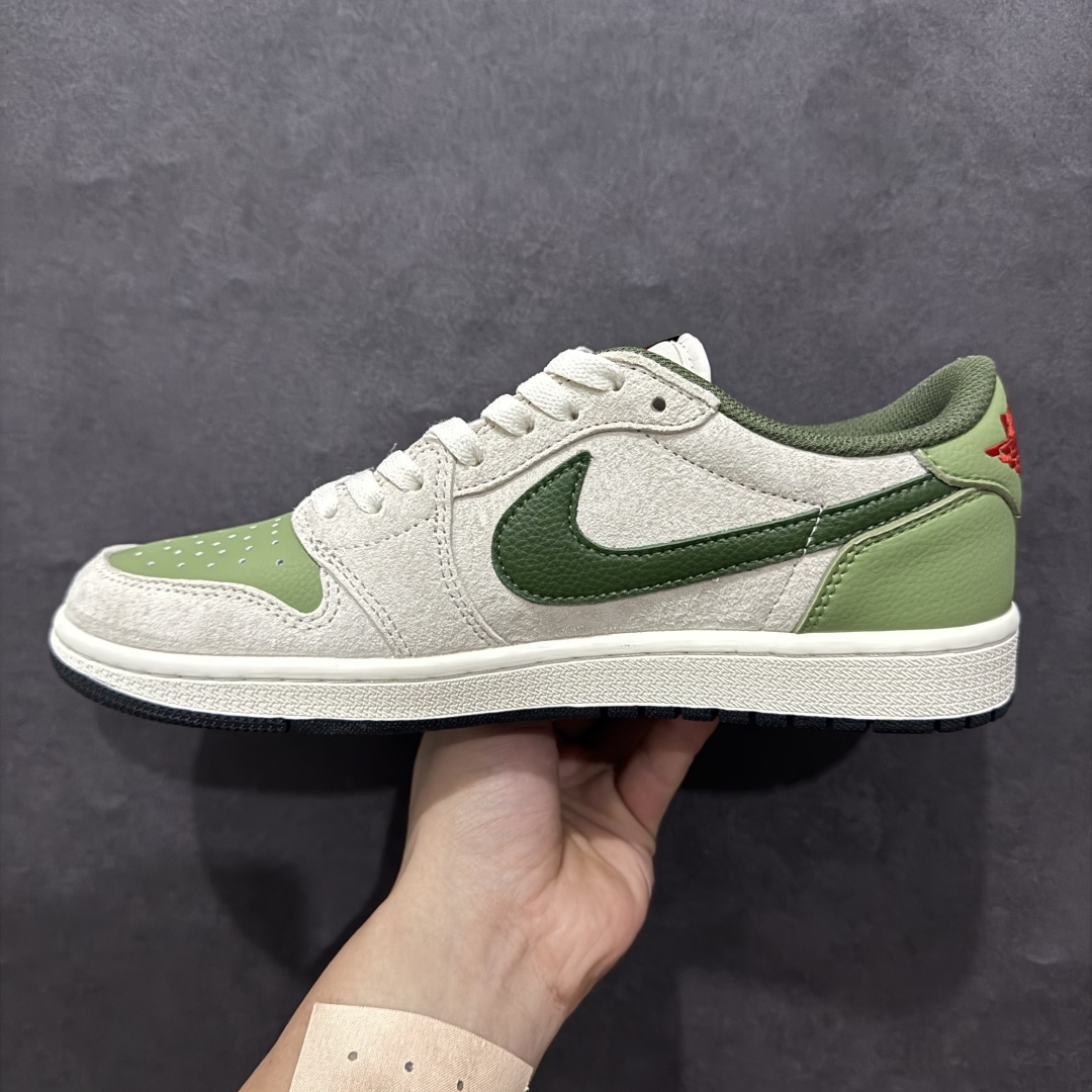 图片[2]-【定制版】Travis Scott x Fragment Design x Air Jordan 1 Low OG SP AJ1 乔1 蛇年限定 青蛇 低帮文化休闲板鞋 DM7866-075rn#多方联名合作融合了Travis Scott 独特的音乐风格，藤原浩个性的设计风格以及Jordan品牌的经典元素 使其成为一双具有独特身份和价值的鞋子 清新而立体的外观加上联名标识更突出了其独特身份 这种配色方案显示出活力和时尚感 在视觉上引人注目  鞋身的质感和细腻的细节处理使其显得高端而格调十足  这款“倒钩”联名是设计与创意完美结合  融合多方的个性风格是一款备受瞩目的潮流鞋款r 尺码：36 36.5 37.5 38 38.5 39 40 40.5 41 42 42.5 43 44 44.5 45  编码：HXS340360-莆田鞋批发中心