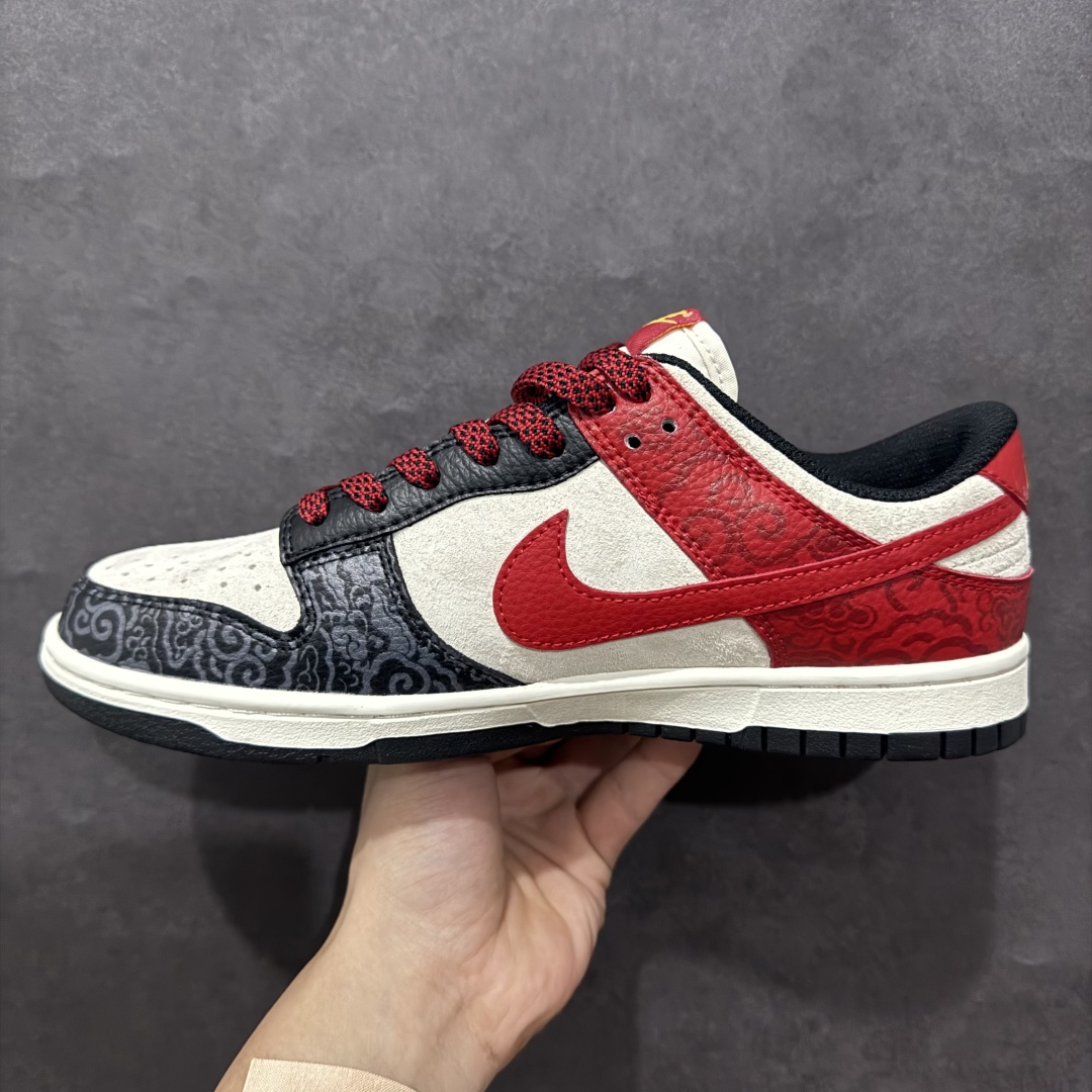 图片[2]-【定制版】Nk SB Dunk Low 蛇年系列 暗纹双拼红黄勾勾 周年高端定制 低帮休闲板鞋 DJ2024-080rn#定制鞋盒 大厂纯原品质出货 超高清洁度 皮料切割干净无任何毛边 细节完美 r 尺码：36 36.5 37.5 38 38.5 39 40 40.5 41 42 42.5 43 44 44.5 45  编码：HXS340360-莆田鞋批发中心