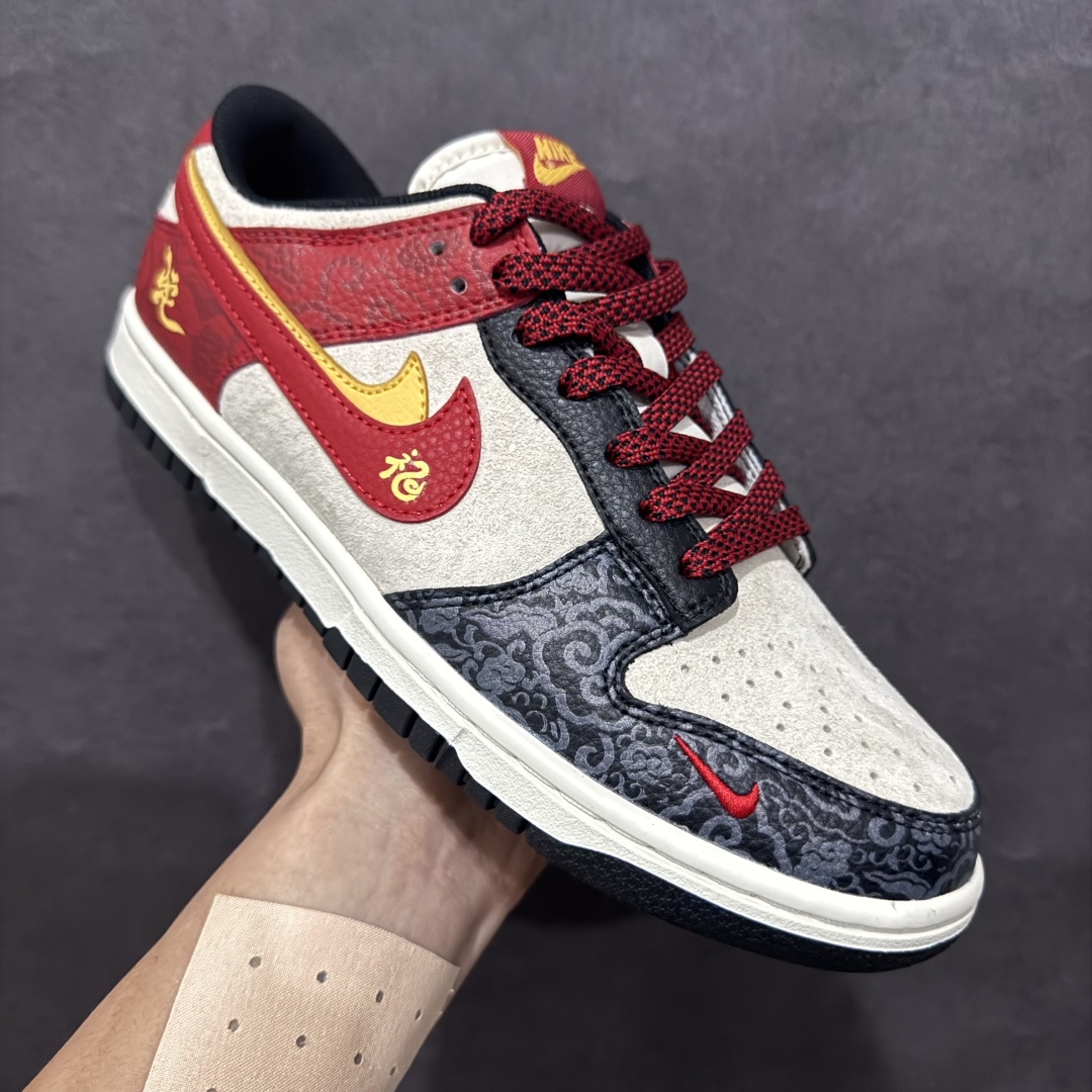 图片[3]-【定制版】Nk SB Dunk Low 蛇年系列 暗纹双拼红黄勾勾 周年高端定制 低帮休闲板鞋 DJ2024-080rn#定制鞋盒 大厂纯原品质出货 超高清洁度 皮料切割干净无任何毛边 细节完美 r 尺码：36 36.5 37.5 38 38.5 39 40 40.5 41 42 42.5 43 44 44.5 45  编码：HXS340360-莆田鞋批发中心