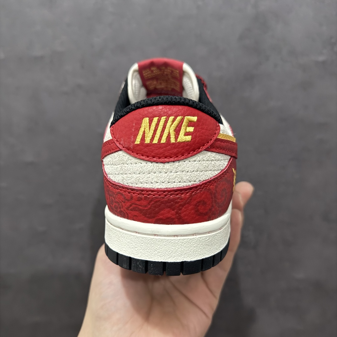 图片[4]-【定制版】Nk SB Dunk Low 蛇年系列 暗纹双拼红黄勾勾 周年高端定制 低帮休闲板鞋 DJ2024-080rn#定制鞋盒 大厂纯原品质出货 超高清洁度 皮料切割干净无任何毛边 细节完美 r 尺码：36 36.5 37.5 38 38.5 39 40 40.5 41 42 42.5 43 44 44.5 45  编码：HXS340360-莆田鞋批发中心