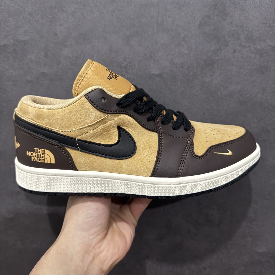 【定制版】Air Jordan 1 Retro Low x The North Face 咖啡棕小钩n官方同步新色 原装级产物n拒绝公底 立体鞋型 细节完美 高清洁度购置公司同步原材料 原汁原味 忠于原版 货号：XX2420 020n码数：36 36.5 37.5 38 38.5 39 40 40.5 41 42 42.5 43 44 44.5 45 编码：CC280300-莆田鞋批发中心