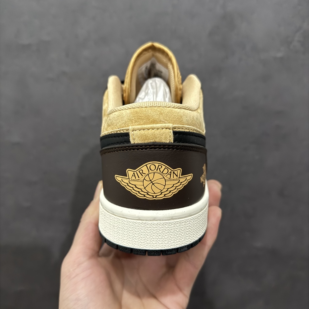 图片[4]-【定制版】Air Jordan 1 Retro Low x The North Face 咖啡棕小钩n官方同步新色 原装级产物n拒绝公底 立体鞋型 细节完美 高清洁度购置公司同步原材料 原汁原味 忠于原版 货号：XX2420 020n码数：36 36.5 37.5 38 38.5 39 40 40.5 41 42 42.5 43 44 44.5 45 编码：CC280300-莆田鞋批发中心