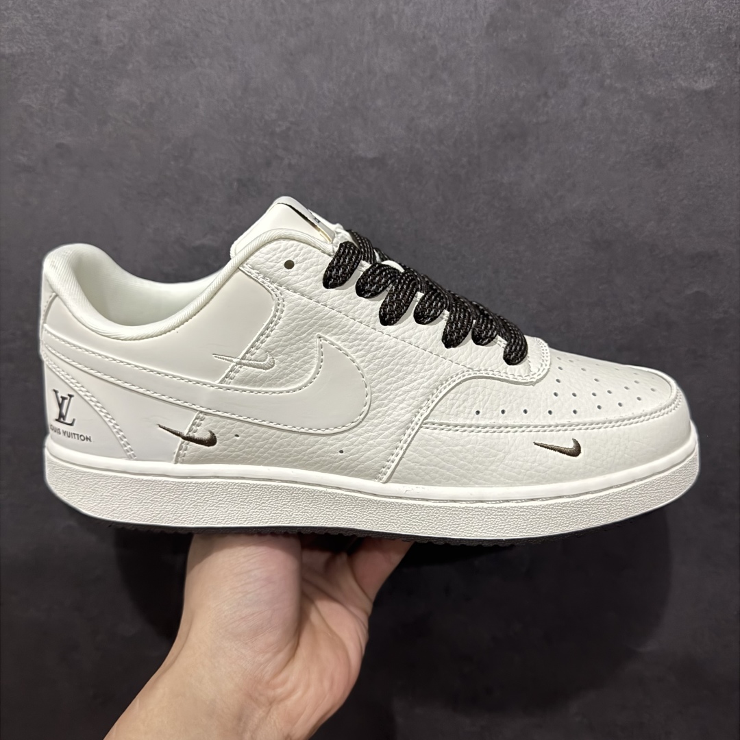 【定制版】Nike Court Vision Low x Louis Vuitton 白棕三小钩满天星n休闲运动板鞋 纯原版本n低帮百搭透气休闲运动板鞋，经典耐用的设计n兼顾舒适脚感和出众风范，演绎匠心之作n结构性的支撑贴合感结合复古篮球设计，塑就场外全明星风范官方货号: FD5188 122n码数：36 36.5 37.5 38 38.5 39 40 40.5 41 42 42.5 43 44 44.5 45 编码：CC260280-莆田鞋批发中心