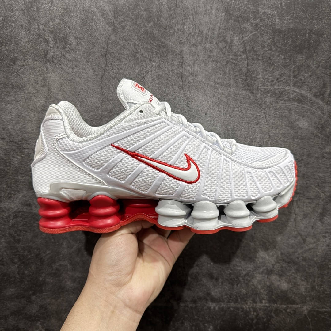 【外贸版】Nike Shox TL 全掌气柱缓震休闲运动跑步鞋n令机械力学缓震性能跃升新层次。采用透气网眼鞋面和全掌型 Nike Shox 技术，革新演绎经典 2003 年版本，塑就出众减震缓冲效果和醒目街头造型。Nike Shox 技术结合弹力柔韧减震柱和减速外底设计，凸显压缩和回弹还原的缓震效果。组合鞋面结合全掌型 TPU 鞋笼，近乎完全沿用 2003 年 Nike Shox TL 原版设计。模压覆面包覆中足，提供有力支撑和舒适贴合感。TPU 底板位于中底和 Nike Shox 间，带来侧向稳定性和支撑力。泡棉中底，轻盈缓震，改良版华夫格外底融入无痕硬质橡胶，兼具强劲抓地力与出众耐穿性。 货号：FZ4344-001 尺码：40-46 编码：T250270-莆田鞋批发中心