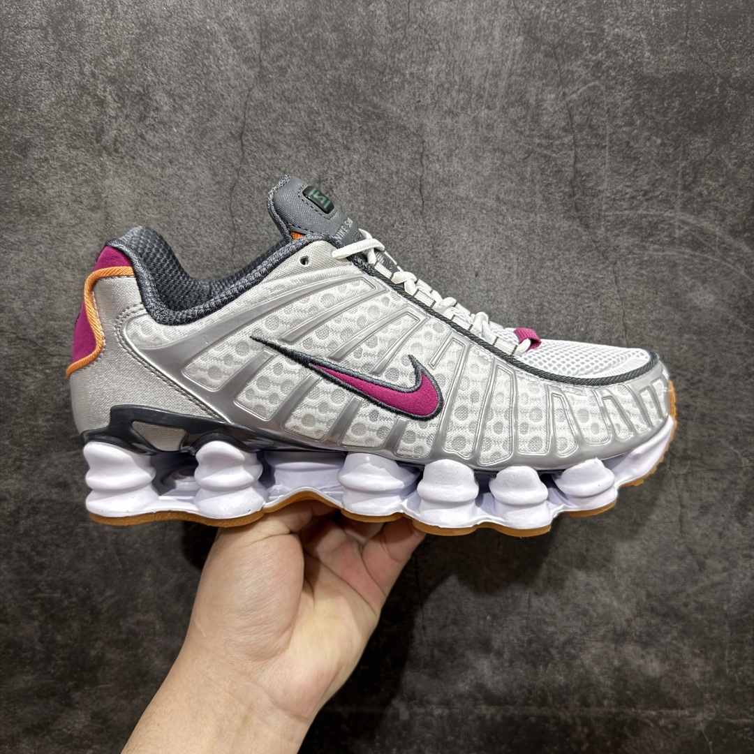 【外贸版】Nike Shox TL 全掌气柱缓震休闲运动跑步鞋n令机械力学缓震性能跃升新层次。采用透气网眼鞋面和全掌型 Nike Shox 技术，革新演绎经典 2003 年版本，塑就出众减震缓冲效果和醒目街头造型。Nike Shox 技术结合弹力柔韧减震柱和减速外底设计，凸显压缩和回弹还原的缓震效果。组合鞋面结合全掌型 TPU 鞋笼，近乎完全沿用 2003 年 Nike Shox TL 原版设计。模压覆面包覆中足，提供有力支撑和舒适贴合感。TPU 底板位于中底和 Nike Shox 间，带来侧向稳定性和支撑力。泡棉中底，轻盈缓震，改良版华夫格外底融入无痕硬质橡胶，兼具强劲抓地力与出众耐穿性。 货号：CZ7691-001 尺码：36-46 编码：T250270-莆田鞋批发中心