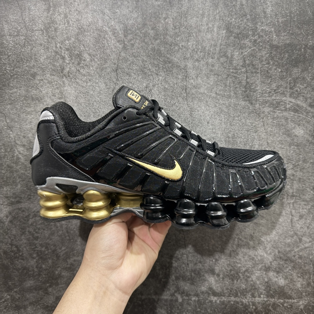 【外贸版】Nike Shox TL 全掌气柱缓震休闲运动跑步鞋n令机械力学缓震性能跃升新层次。采用透气网眼鞋面和全掌型 Nike Shox 技术，革新演绎经典 2003 年版本，塑就出众减震缓冲效果和醒目街头造型。Nike Shox 技术结合弹力柔韧减震柱和减速外底设计，凸显压缩和回弹还原的缓震效果。组合鞋面结合全掌型 TPU 鞋笼，近乎完全沿用 2003 年 Nike Shox TL 原版设计。模压覆面包覆中足，提供有力支撑和舒适贴合感。TPU 底板位于中底和 Nike Shox 间，带来侧向稳定性和支撑力。泡棉中底，轻盈缓震，改良版华夫格外底融入无痕硬质橡胶，兼具强劲抓地力与出众耐穿性。 货号：BV1388-001 尺码：36-46 编码：T250270-莆田鞋批发中心