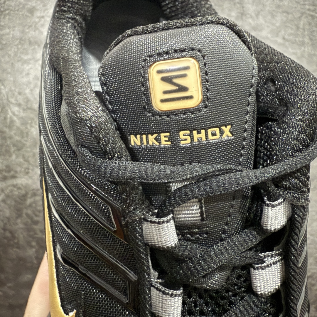 图片[6]-【外贸版】Nike Shox TL 全掌气柱缓震休闲运动跑步鞋n令机械力学缓震性能跃升新层次。采用透气网眼鞋面和全掌型 Nike Shox 技术，革新演绎经典 2003 年版本，塑就出众减震缓冲效果和醒目街头造型。Nike Shox 技术结合弹力柔韧减震柱和减速外底设计，凸显压缩和回弹还原的缓震效果。组合鞋面结合全掌型 TPU 鞋笼，近乎完全沿用 2003 年 Nike Shox TL 原版设计。模压覆面包覆中足，提供有力支撑和舒适贴合感。TPU 底板位于中底和 Nike Shox 间，带来侧向稳定性和支撑力。泡棉中底，轻盈缓震，改良版华夫格外底融入无痕硬质橡胶，兼具强劲抓地力与出众耐穿性。 货号：BV1388-001 尺码：36-46 编码：T250270-莆田鞋批发中心