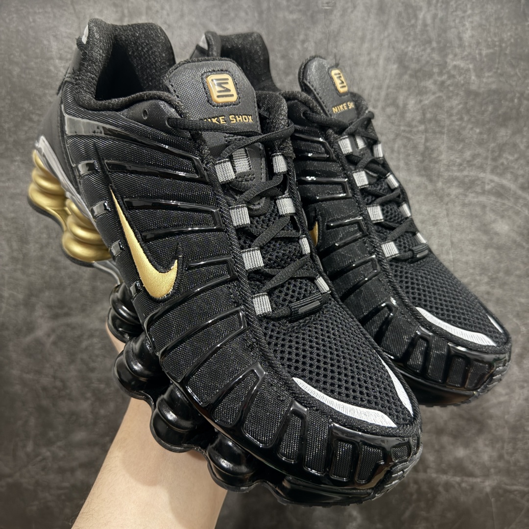 【外贸版】Nike Shox TL 全掌气柱缓震休闲运动跑步鞋n令机械力学缓震性能跃升新层次。采用透气网眼鞋面和全掌型 Nike Shox 技术，革新演绎经典 2003 年版本，塑就出众减震缓冲效果和醒目街头造型。Nike Shox 技术结合弹力柔韧减震柱和减速外底设计，凸显压缩和回弹还原的缓震效果。组合鞋面结合全掌型 TPU 鞋笼，近乎完全沿用 2003 年 Nike Shox TL 原版设计。模压覆面包覆中足，提供有力支撑和舒适贴合感。TPU 底板位于中底和 Nike Shox 间，带来侧向稳定性和支撑力。泡棉中底，轻盈缓震，改良版华夫格外底融入无痕硬质橡胶，兼具强劲抓地力与出众耐穿性。 货号：BV1388-001 尺码：36-46 编码：T250270-莆田鞋批发中心