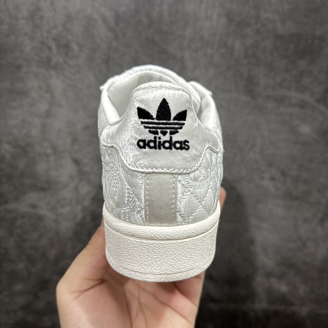 图片[4]-【公司级】Caroline Hu x Adidas originals Superstar W 贝壳头 潮流 时尚 防滑减震 低帮 阿迪达斯板鞋n白色鞋身 搭配大朵蝴蝶结n呈现风格极为有趣 少女心十足细节点缀更是非常巧妙 充满趣味性n两副鞋带 可替换使用或花式系带 根据服饰的色彩随意切换造型！ 货号:JR7977 尺码:35.5 36 36.5 37 38 38.5 39 40 编码：XN230250-莆田鞋批发中心