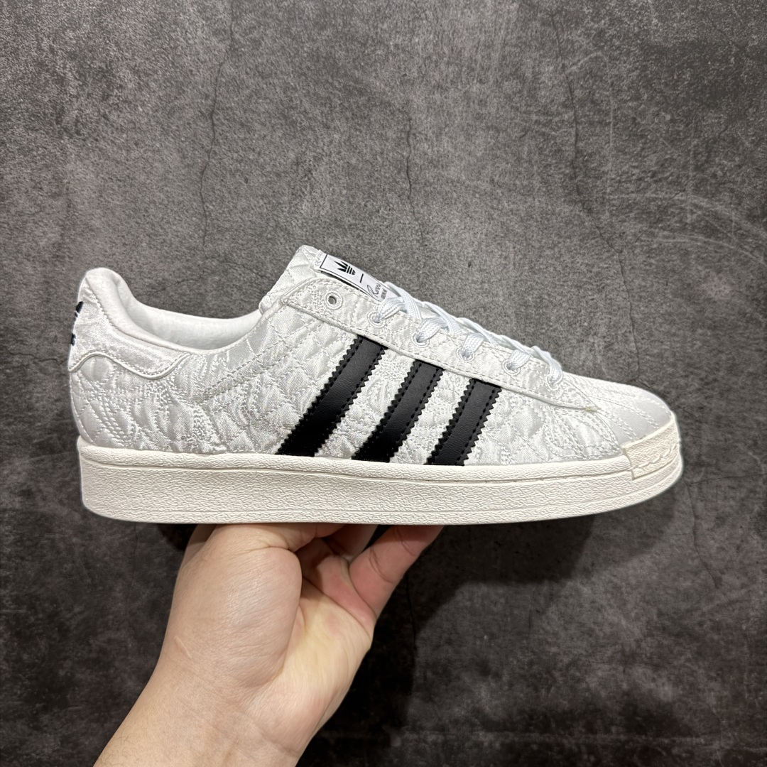 【公司级】Caroline Hu x Adidas originals Superstar W 贝壳头 潮流 时尚 防滑减震 低帮 阿迪达斯板鞋n白色鞋身 搭配大朵蝴蝶结n呈现风格极为有趣 少女心十足细节点缀更是非常巧妙 充满趣味性n两副鞋带 可替换使用或花式系带 根据服饰的色彩随意切换造型！ 货号:JR7977 尺码:35.5 36 36.5 37 38 38.5 39 40 编码：XN230250-莆田鞋批发中心