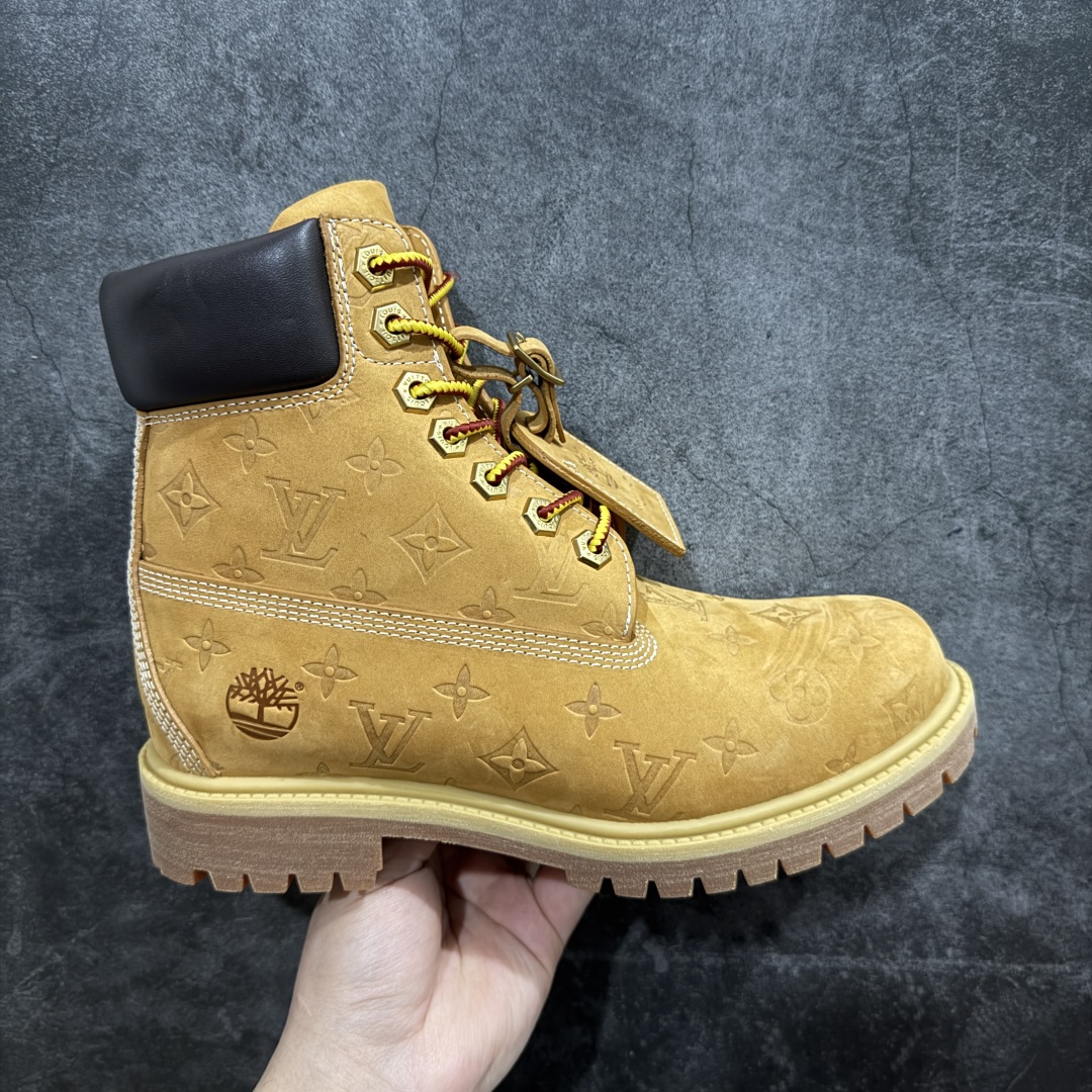 【莞产G版】Lv x Timberland Lv联名添柏岚大黄靴n原版一比一开发 正确翻盖鞋盒n市面天花板级别品质 实拍即所得n细节做工材料可随意对比市场货‼️nn顶奢流量品牌与时代经典的结合之作 巴黎时装首秀n菲董亲自曝光 国内大咖 王鹤棣 王嘉尔 林俊杰 周杰伦早以上脚LV x Timberland 鞋面取材Monogram老花压纹磨砂面牛皮革，原生踢不烂的品牌精湛工艺  重塑潮流高奢工装经典Timberland 6 英寸靴型，以美式工装格调瞩目亮相 Pharrell Williams 打造的 Monogram老花格调压纹工艺 属实24年潮流巅峰大作 全网正确版本首批出货‼️‼️ 过多细节描述 后续原版对比图一一展现。 Size：35-45 编码：SL550600-莆田鞋批发中心