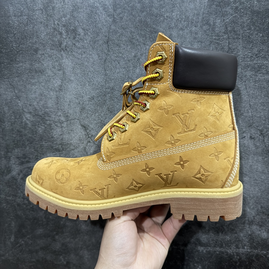 图片[2]-【莞产G版】Lv x Timberland Lv联名添柏岚大黄靴n原版一比一开发 正确翻盖鞋盒n市面天花板级别品质 实拍即所得n细节做工材料可随意对比市场货‼️nn顶奢流量品牌与时代经典的结合之作 巴黎时装首秀n菲董亲自曝光 国内大咖 王鹤棣 王嘉尔 林俊杰 周杰伦早以上脚LV x Timberland 鞋面取材Monogram老花压纹磨砂面牛皮革，原生踢不烂的品牌精湛工艺  重塑潮流高奢工装经典Timberland 6 英寸靴型，以美式工装格调瞩目亮相 Pharrell Williams 打造的 Monogram老花格调压纹工艺 属实24年潮流巅峰大作 全网正确版本首批出货‼️‼️ 过多细节描述 后续原版对比图一一展现。 Size：35-45 编码：SL550600-莆田鞋批发中心