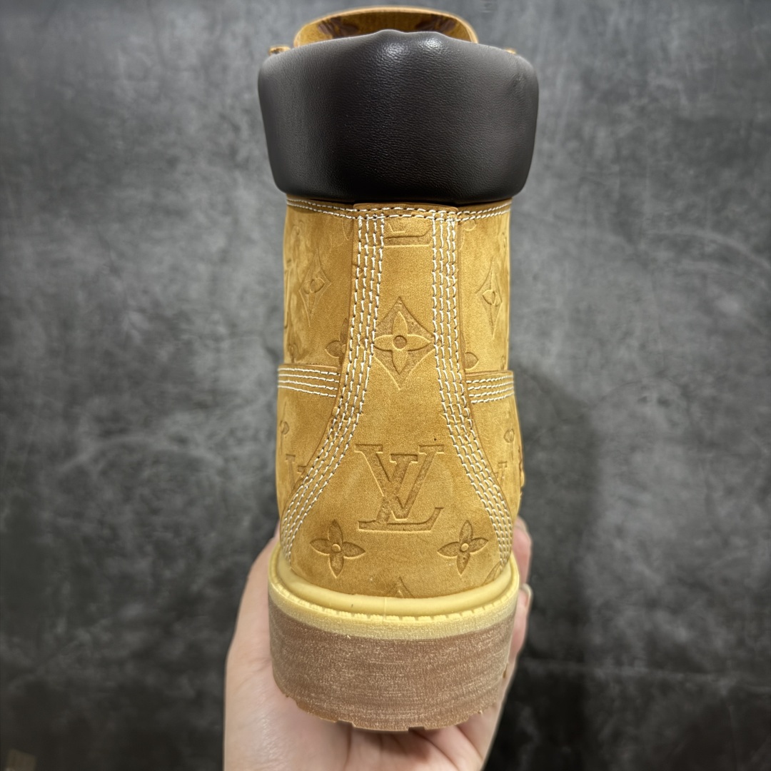 图片[4]-【莞产G版】Lv x Timberland Lv联名添柏岚大黄靴n原版一比一开发 正确翻盖鞋盒n市面天花板级别品质 实拍即所得n细节做工材料可随意对比市场货‼️nn顶奢流量品牌与时代经典的结合之作 巴黎时装首秀n菲董亲自曝光 国内大咖 王鹤棣 王嘉尔 林俊杰 周杰伦早以上脚LV x Timberland 鞋面取材Monogram老花压纹磨砂面牛皮革，原生踢不烂的品牌精湛工艺  重塑潮流高奢工装经典Timberland 6 英寸靴型，以美式工装格调瞩目亮相 Pharrell Williams 打造的 Monogram老花格调压纹工艺 属实24年潮流巅峰大作 全网正确版本首批出货‼️‼️ 过多细节描述 后续原版对比图一一展现。 Size：35-45 编码：SL550600-莆田鞋批发中心