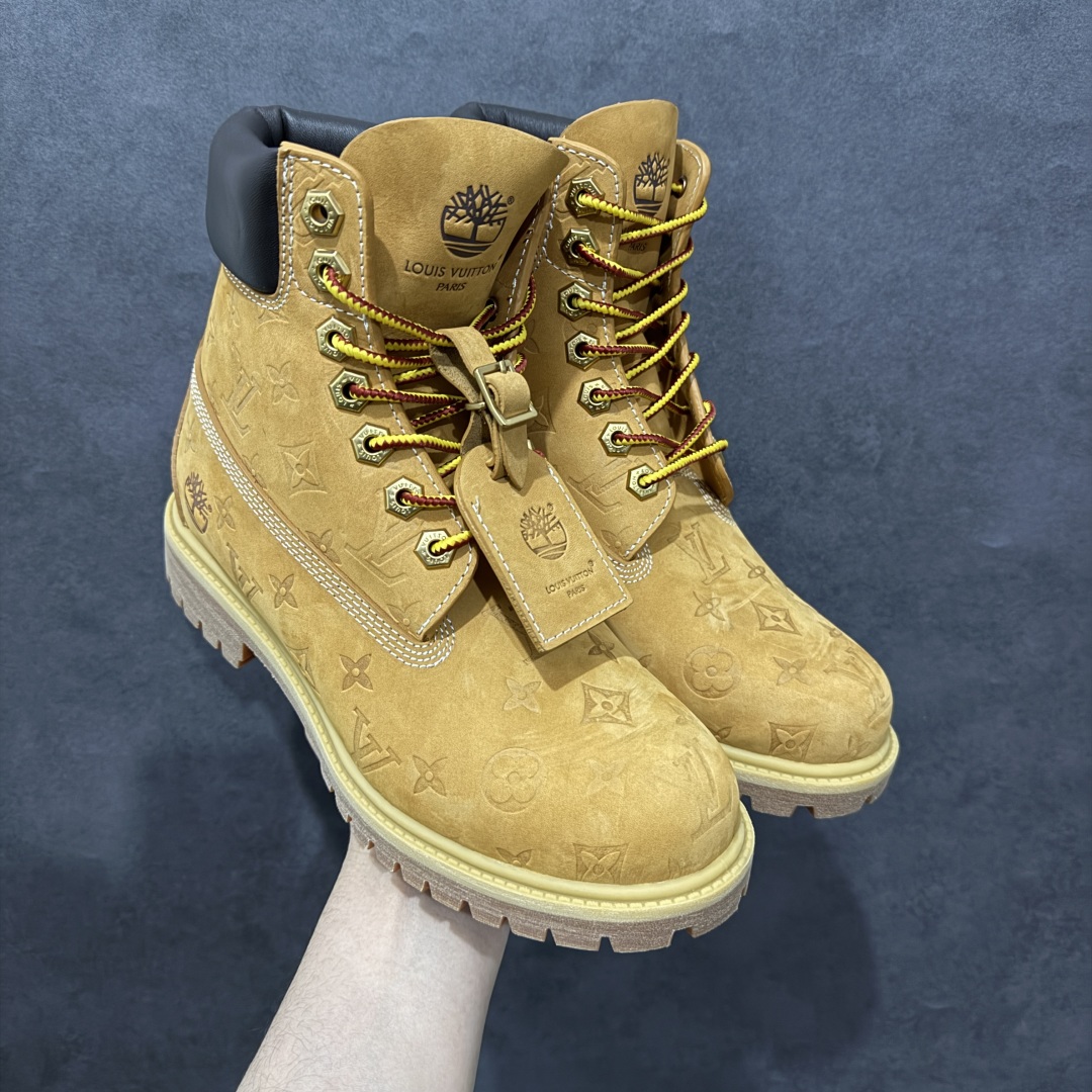 【莞产G版】Lv x Timberland Lv联名添柏岚大黄靴n原版一比一开发 正确翻盖鞋盒n市面天花板级别品质 实拍即所得n细节做工材料可随意对比市场货‼️nn顶奢流量品牌与时代经典的结合之作 巴黎时装首秀n菲董亲自曝光 国内大咖 王鹤棣 王嘉尔 林俊杰 周杰伦早以上脚LV x Timberland 鞋面取材Monogram老花压纹磨砂面牛皮革，原生踢不烂的品牌精湛工艺  重塑潮流高奢工装经典Timberland 6 英寸靴型，以美式工装格调瞩目亮相 Pharrell Williams 打造的 Monogram老花格调压纹工艺 属实24年潮流巅峰大作 全网正确版本首批出货‼️‼️ 过多细节描述 后续原版对比图一一展现。 Size：35-45 编码：SL550600-莆田鞋批发中心