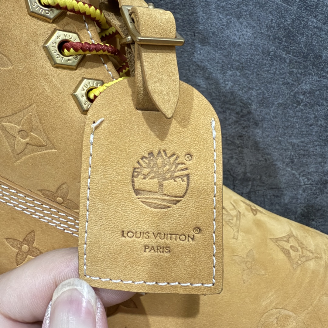 图片[5]-【莞产G版】Lv x Timberland Lv联名添柏岚大黄靴n原版一比一开发 正确翻盖鞋盒n市面天花板级别品质 实拍即所得n细节做工材料可随意对比市场货‼️nn顶奢流量品牌与时代经典的结合之作 巴黎时装首秀n菲董亲自曝光 国内大咖 王鹤棣 王嘉尔 林俊杰 周杰伦早以上脚LV x Timberland 鞋面取材Monogram老花压纹磨砂面牛皮革，原生踢不烂的品牌精湛工艺  重塑潮流高奢工装经典Timberland 6 英寸靴型，以美式工装格调瞩目亮相 Pharrell Williams 打造的 Monogram老花格调压纹工艺 属实24年潮流巅峰大作 全网正确版本首批出货‼️‼️ 过多细节描述 后续原版对比图一一展现。 Size：35-45 编码：SL550600-莆田鞋批发中心