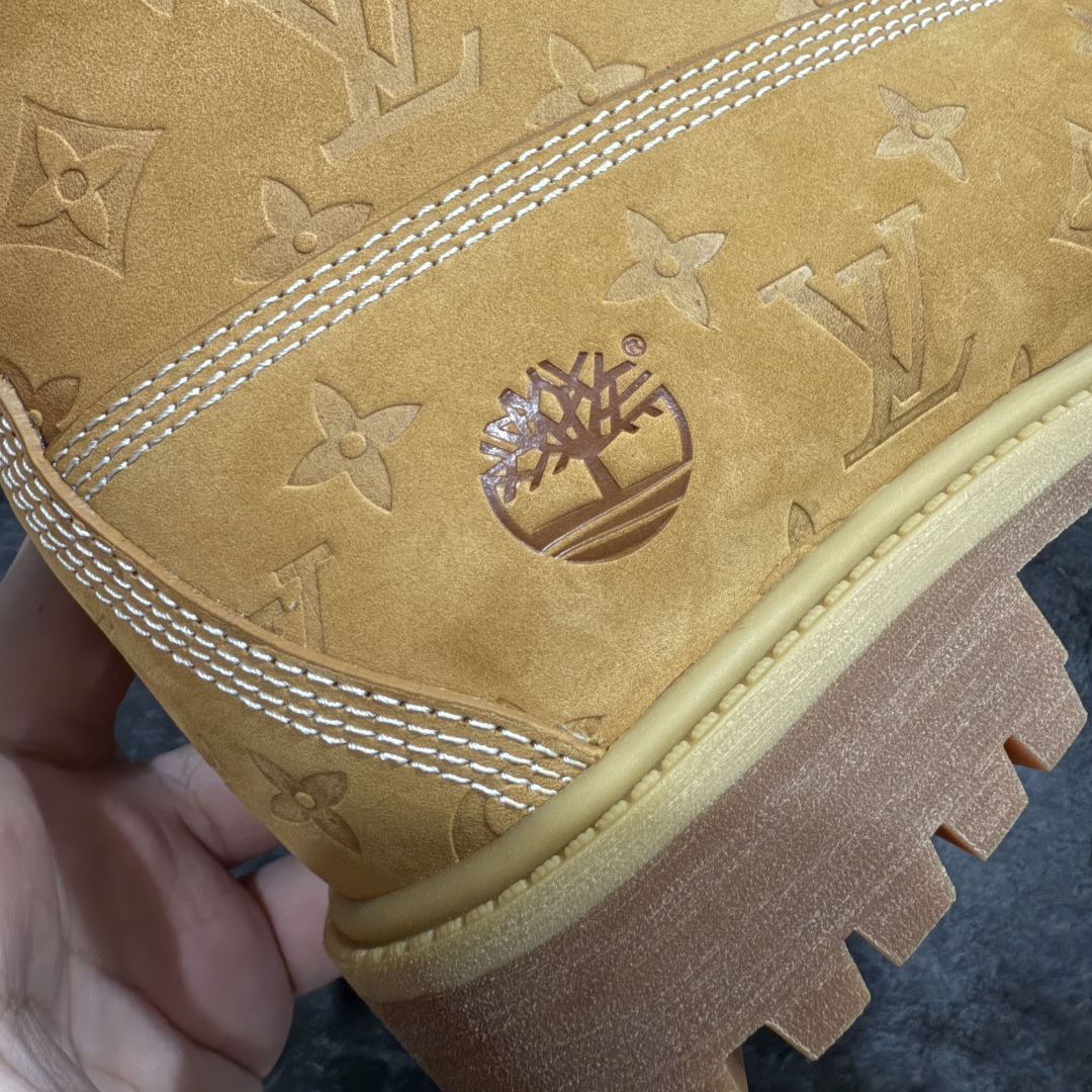 图片[4]-【莞产G版】Lv x Timberland Lv联名添柏岚大黄靴n原版一比一开发 正确翻盖鞋盒n市面天花板级别品质 实拍即所得n细节做工材料可随意对比市场货‼️nn顶奢流量品牌与时代经典的结合之作 巴黎时装首秀n菲董亲自曝光 国内大咖 王鹤棣 王嘉尔 林俊杰 周杰伦早以上脚LV x Timberland 鞋面取材Monogram老花压纹磨砂面牛皮革，原生踢不烂的品牌精湛工艺  重塑潮流高奢工装经典Timberland 6 英寸靴型，以美式工装格调瞩目亮相 Pharrell Williams 打造的 Monogram老花格调压纹工艺 属实24年潮流巅峰大作 全网正确版本首批出货‼️‼️ 过多细节描述 后续原版对比图一一展现。 Size：35-45 编码：SL550600-莆田鞋批发中心