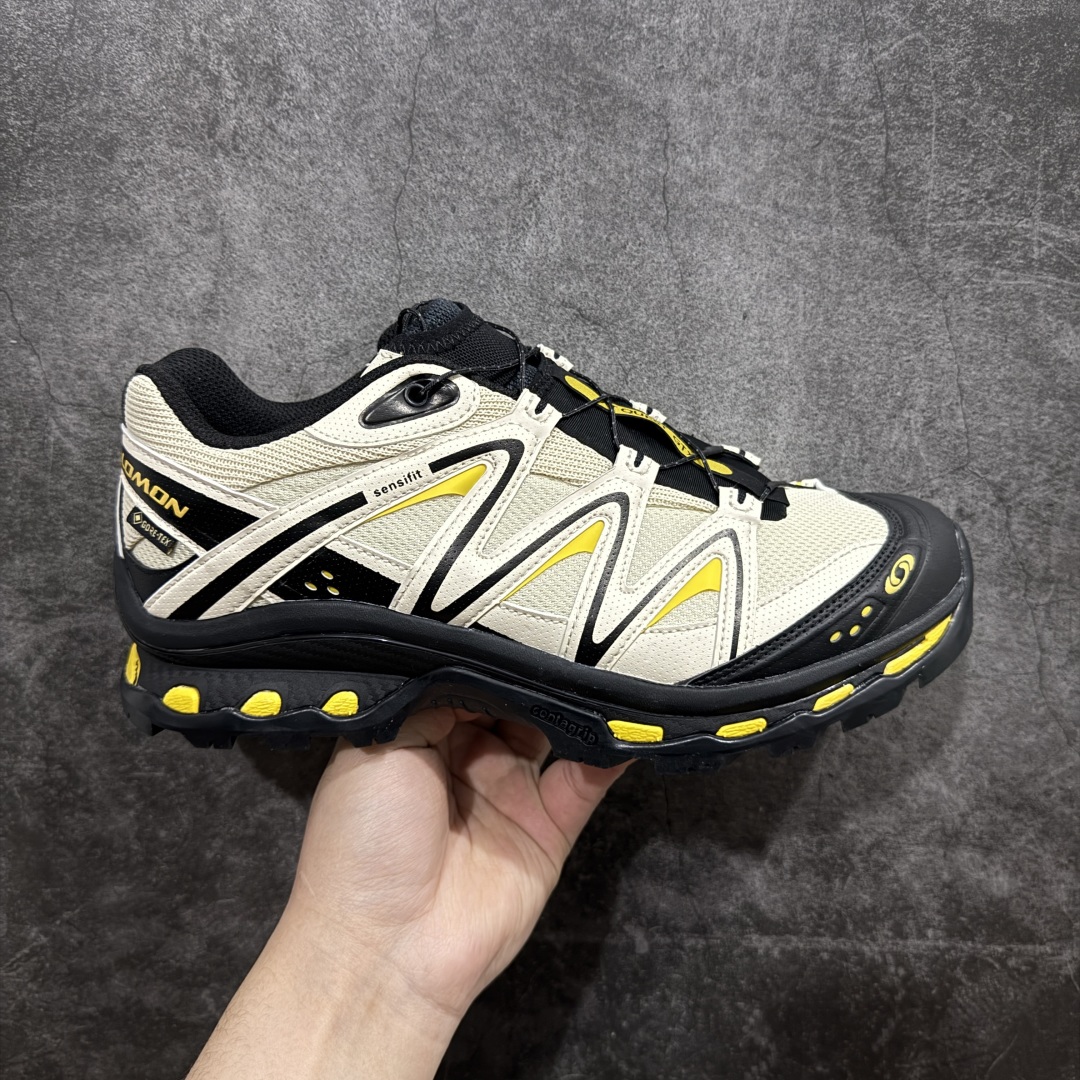 【巅峰升级版】Salomon XT-QUEST ADV萨洛蒙情侣款户外机能鞋 米黑黄 477810n全新工厂出品 升级品质n全鞋改进为原厂一致材料打造n全新修长鞋型 版型正全新玻璃冲刀 清洁度提升中底带数字钢印n网面与鞋头材料校对一致无色差n鞋盒同步原版牛皮纸鞋盒n鞋头处添加☯️太极标 细节多次修改校正坚持同步原版无差别 终端优势供应nSIZE：36 36.5 37.5 38 38.5 39 40 40.5 41 42 42.5 43 44 44.5 45 编码：J310330-莆田鞋批发中心