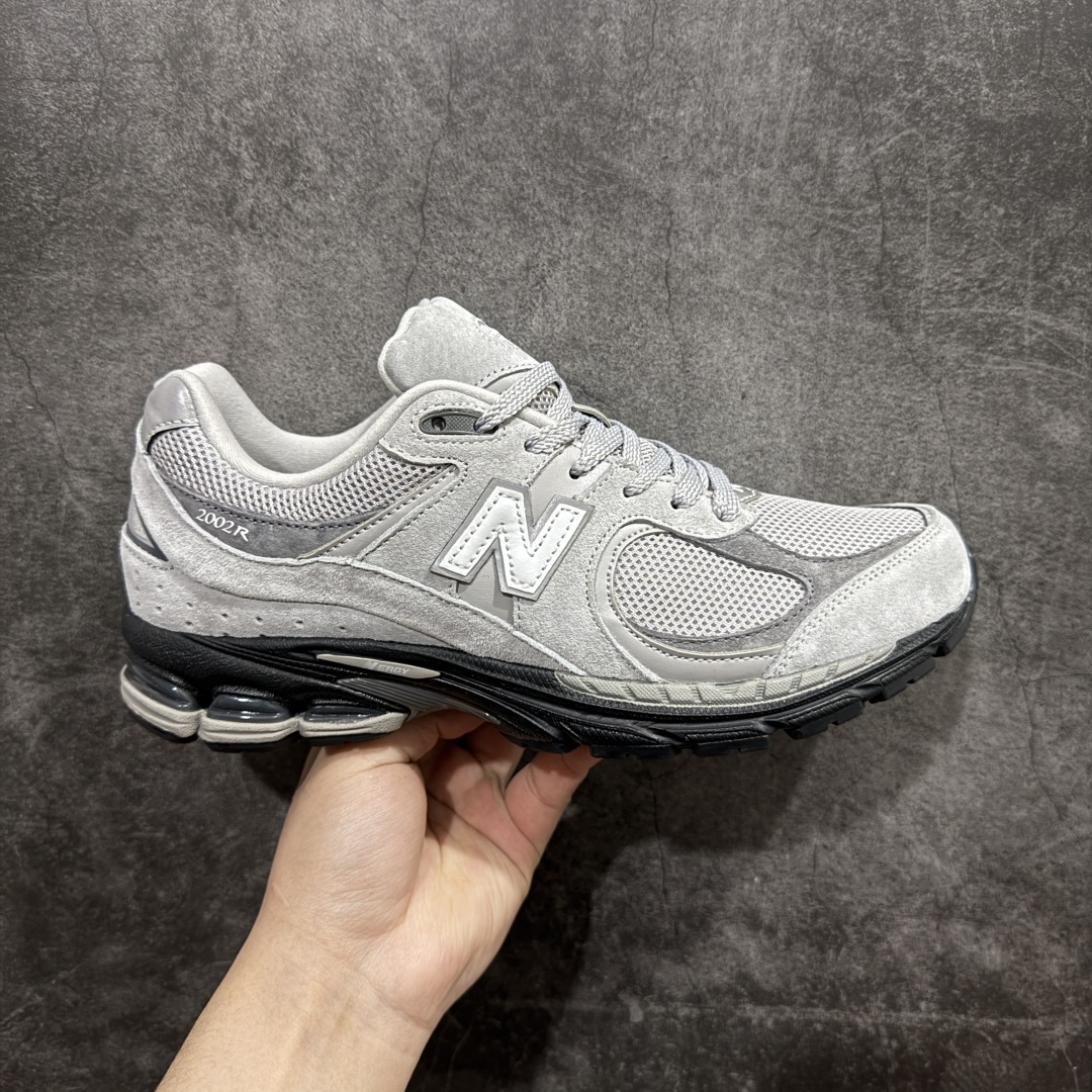 【纯原c版】NB New Balance M2002R 新百伦M2002RC1 灰黑nn全新版本出货新配色陆续开发出货 品质很好  价格实惠n 全套原楦原纸板原厂数据开发 原厂网纱 原装进口皮料 正确绒感卡色 正确中底拉帮中底网布细节 一比一手工擦旧效果 冲裁组合 匠心打造 耗时两个月开发完成 工艺极其复杂难度可想而知 新开独立私模大底 全网唯一正确做旧组合大底 高端零售专供产物  尺码：36 37 37.5 38 38.5 39.5 40 40.5 41.5 42 42.5 43 44 44.5 45 45.5 46.5 编码：JP270290-莆田鞋批发中心