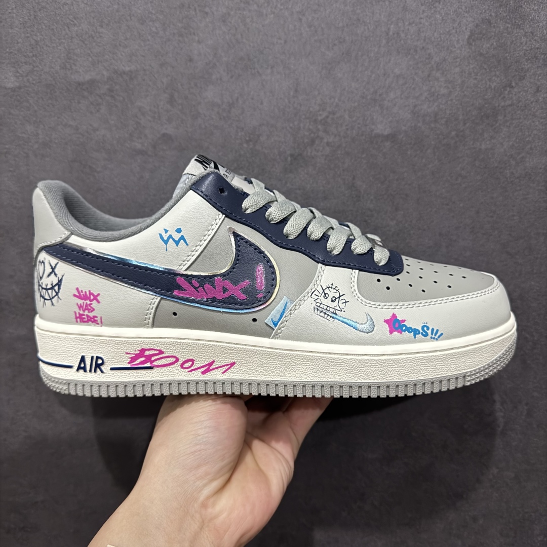 【公司级】Nk Air Force 1\’07 Low \”Jinkesi\” 英雄联盟系列 金克丝 空军一号定制低帮秋冬休闲板鞋 XL2321-222rn#金克丝作为《英雄联盟》中最具标志性的角色之一，以其独特的外形和狂野的个性吸引了无数玩家的注意。她的粉色头发、双马尾和朋克风服装，使她在游戏中格外醒目。而她那神经狂躁、冲动任性的性格，以及对破坏和混乱的热爱，让她成为了反叛与自由精神的代表r 尺码：36 36.5 37.5 38 38.5 39 40 40.5 41 42 42.5 43 44 44.5 45  编码：HXS310320-莆田鞋批发中心