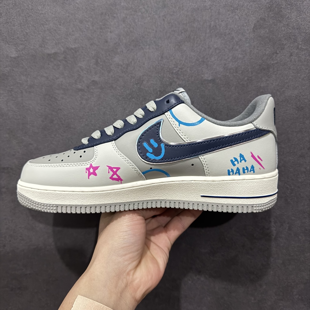 图片[2]-【公司级】Nk Air Force 1\’07 Low \”Jinkesi\” 英雄联盟系列 金克丝 空军一号定制低帮秋冬休闲板鞋 XL2321-222rn#金克丝作为《英雄联盟》中最具标志性的角色之一，以其独特的外形和狂野的个性吸引了无数玩家的注意。她的粉色头发、双马尾和朋克风服装，使她在游戏中格外醒目。而她那神经狂躁、冲动任性的性格，以及对破坏和混乱的热爱，让她成为了反叛与自由精神的代表r 尺码：36 36.5 37.5 38 38.5 39 40 40.5 41 42 42.5 43 44 44.5 45  编码：HXS310320-莆田鞋批发中心