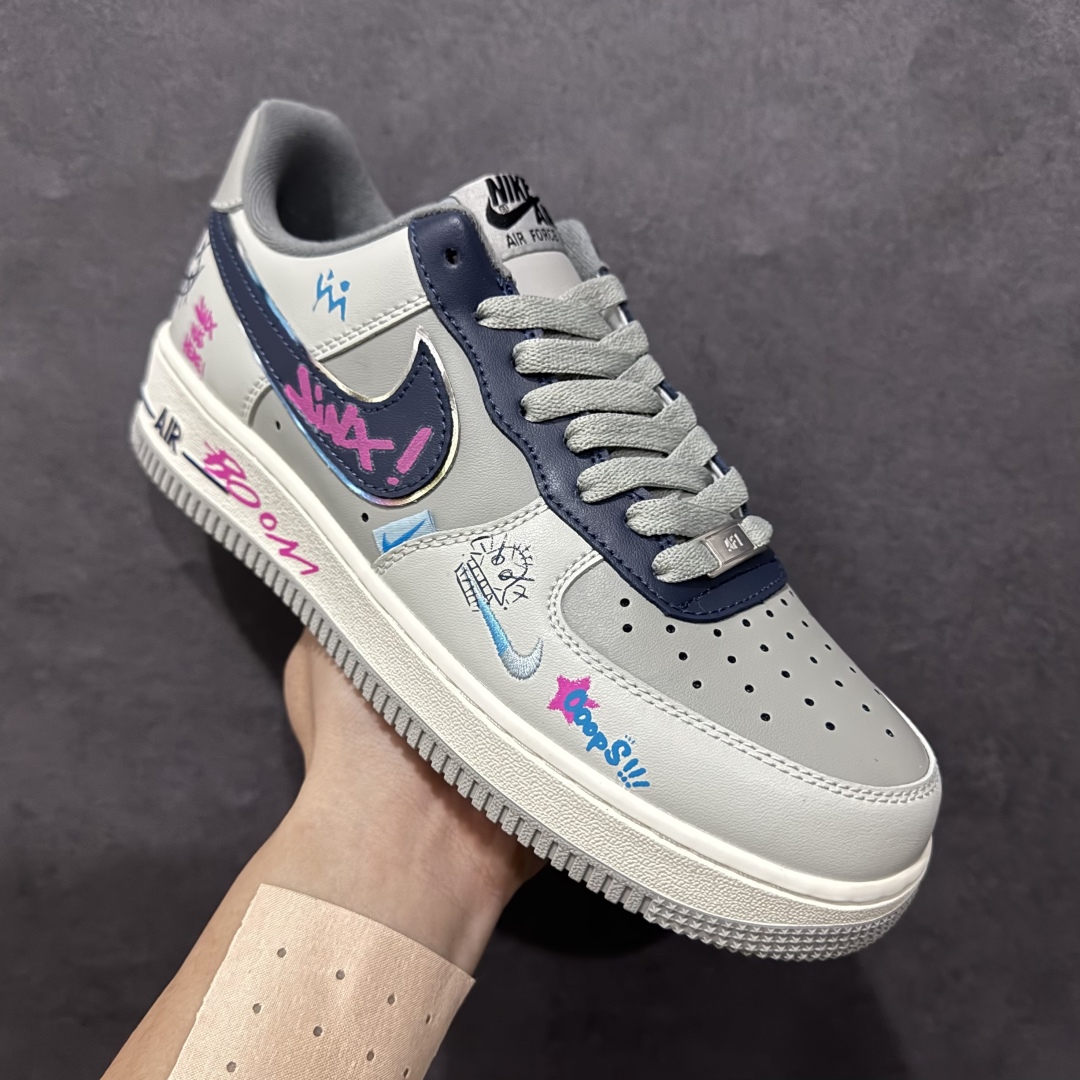 图片[3]-【公司级】Nk Air Force 1\’07 Low \”Jinkesi\” 英雄联盟系列 金克丝 空军一号定制低帮秋冬休闲板鞋 XL2321-222rn#金克丝作为《英雄联盟》中最具标志性的角色之一，以其独特的外形和狂野的个性吸引了无数玩家的注意。她的粉色头发、双马尾和朋克风服装，使她在游戏中格外醒目。而她那神经狂躁、冲动任性的性格，以及对破坏和混乱的热爱，让她成为了反叛与自由精神的代表r 尺码：36 36.5 37.5 38 38.5 39 40 40.5 41 42 42.5 43 44 44.5 45  编码：HXS310320-莆田鞋批发中心