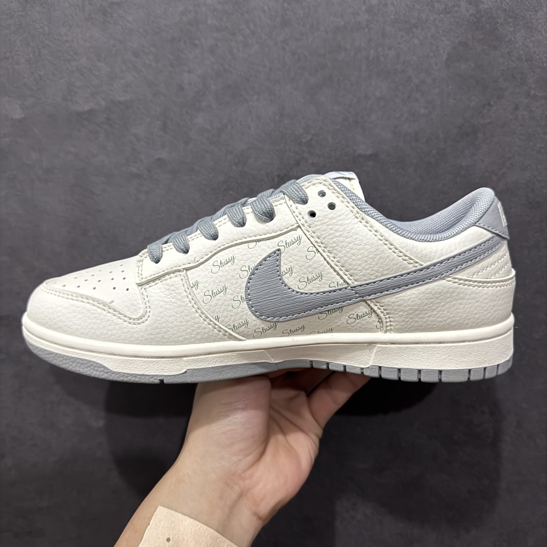 图片[2]-【定制版】Nk SB Dunk Low 斯图西联名 浅灰拉丝勾 周年高端定制 低帮休闲板鞋 XX2025-608rn#定制鞋盒 大厂纯原品质出货 超高清洁度 皮料切割干净无任何毛边 细节完美 r 尺码：36 36.5 37.5 38 38.5 39 40 40.5 41 42 42.5 43 44 44.5 45  编码：HXS320340-莆田鞋批发中心