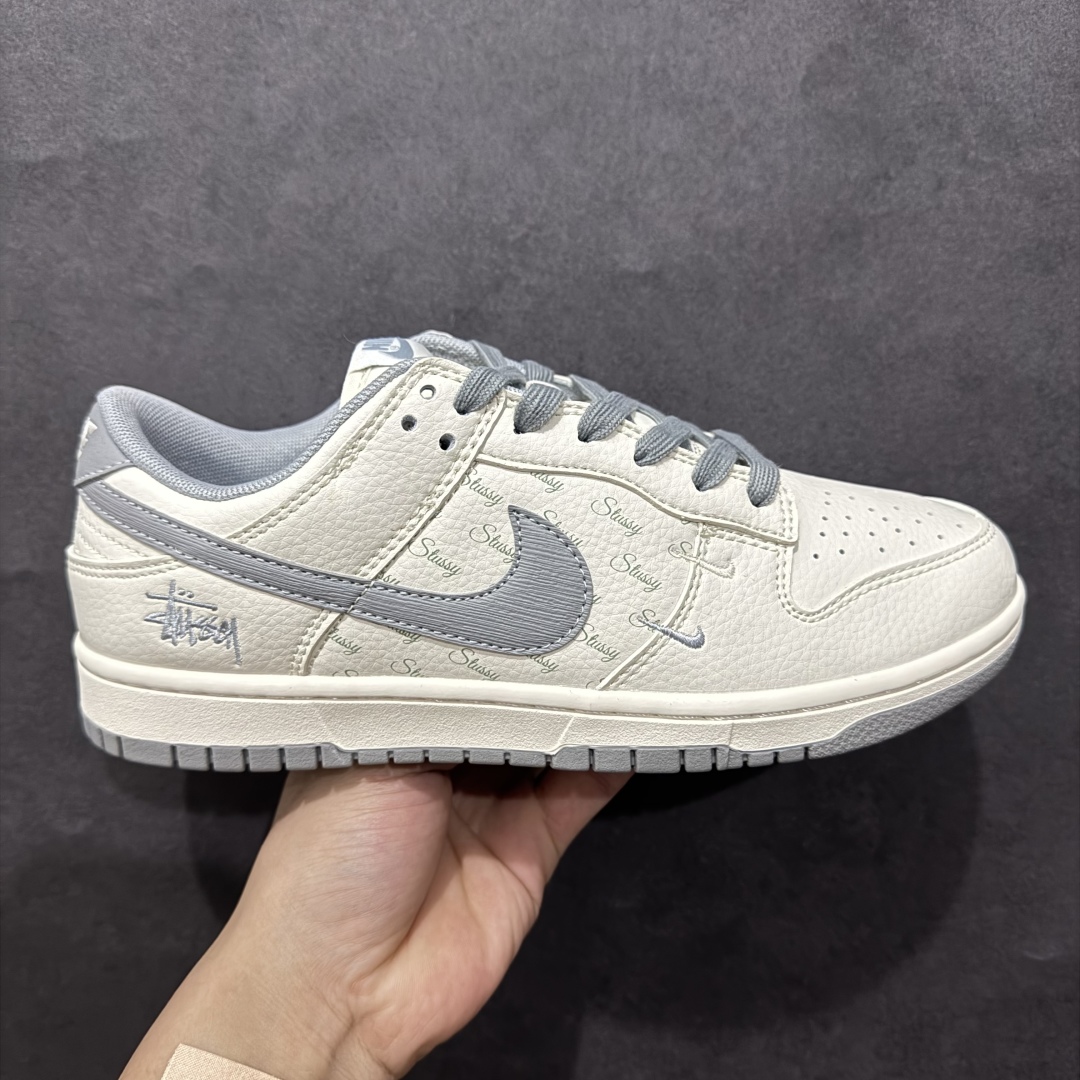 【定制版】Nk SB Dunk Low 斯图西联名 浅灰拉丝勾 周年高端定制 低帮休闲板鞋 XX2025-608rn#定制鞋盒 大厂纯原品质出货 超高清洁度 皮料切割干净无任何毛边 细节完美 r 尺码：36 36.5 37.5 38 38.5 39 40 40.5 41 42 42.5 43 44 44.5 45  编码：HXS320340-莆田鞋批发中心