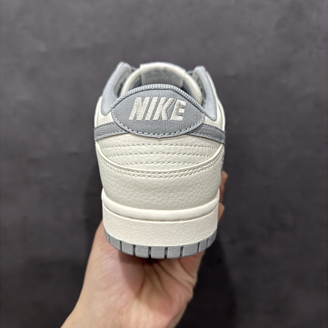 图片[4]-【定制版】Nk SB Dunk Low 斯图西联名 浅灰拉丝勾 周年高端定制 低帮休闲板鞋 XX2025-608rn#定制鞋盒 大厂纯原品质出货 超高清洁度 皮料切割干净无任何毛边 细节完美 r 尺码：36 36.5 37.5 38 38.5 39 40 40.5 41 42 42.5 43 44 44.5 45  编码：HXS320340-莆田鞋批发中心