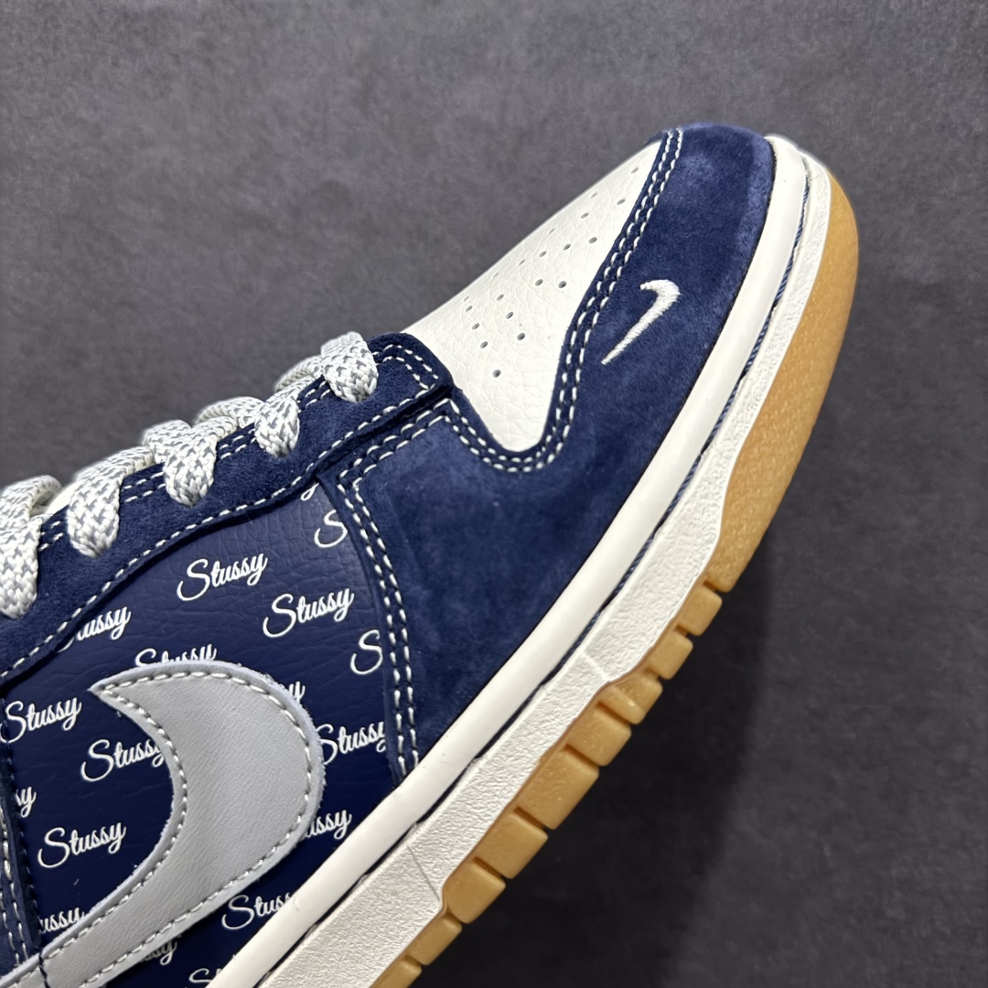 图片[5]-【定制版】Nk SB Dunk Low 斯图西联名 生胶蓝翻毛 周年高端定制 低帮休闲板鞋 XS1086-009rn#定制鞋盒 大厂纯原品质出货 超高清洁度 皮料切割干净无任何毛边 细节完美 r 尺码：36 36.5 37.5 38 38.5 39 40 40.5 41 42 42.5 43 44 44.5 45  编码：HXS320340-莆田鞋批发中心