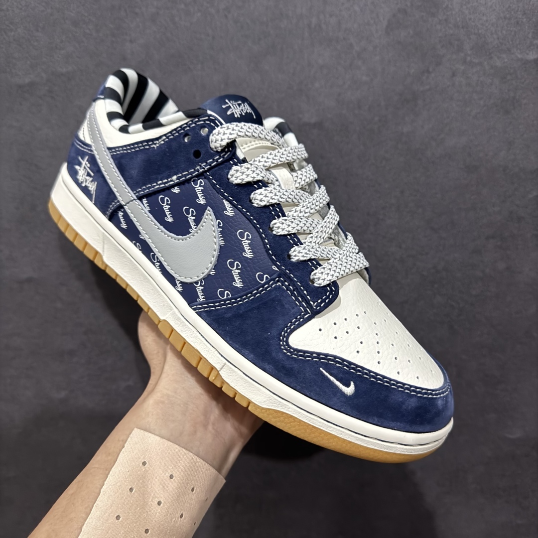 图片[3]-【定制版】Nk SB Dunk Low 斯图西联名 生胶蓝翻毛 周年高端定制 低帮休闲板鞋 XS1086-009rn#定制鞋盒 大厂纯原品质出货 超高清洁度 皮料切割干净无任何毛边 细节完美 r 尺码：36 36.5 37.5 38 38.5 39 40 40.5 41 42 42.5 43 44 44.5 45  编码：HXS320340-莆田鞋批发中心