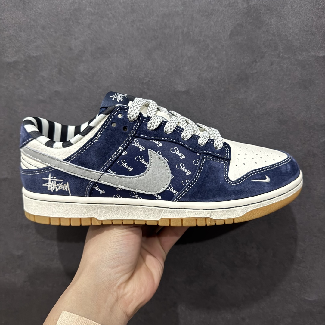 【定制版】Nk SB Dunk Low 斯图西联名 生胶蓝翻毛 周年高端定制 低帮休闲板鞋 XS1086-009rn#定制鞋盒 大厂纯原品质出货 超高清洁度 皮料切割干净无任何毛边 细节完美 r 尺码：36 36.5 37.5 38 38.5 39 40 40.5 41 42 42.5 43 44 44.5 45  编码：HXS320340-莆田鞋批发中心