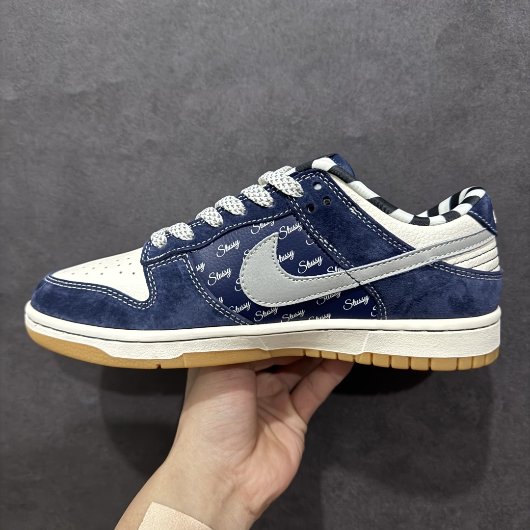 图片[2]-【定制版】Nk SB Dunk Low 斯图西联名 生胶蓝翻毛 周年高端定制 低帮休闲板鞋 XS1086-009rn#定制鞋盒 大厂纯原品质出货 超高清洁度 皮料切割干净无任何毛边 细节完美 r 尺码：36 36.5 37.5 38 38.5 39 40 40.5 41 42 42.5 43 44 44.5 45  编码：HXS320340-莆田鞋批发中心